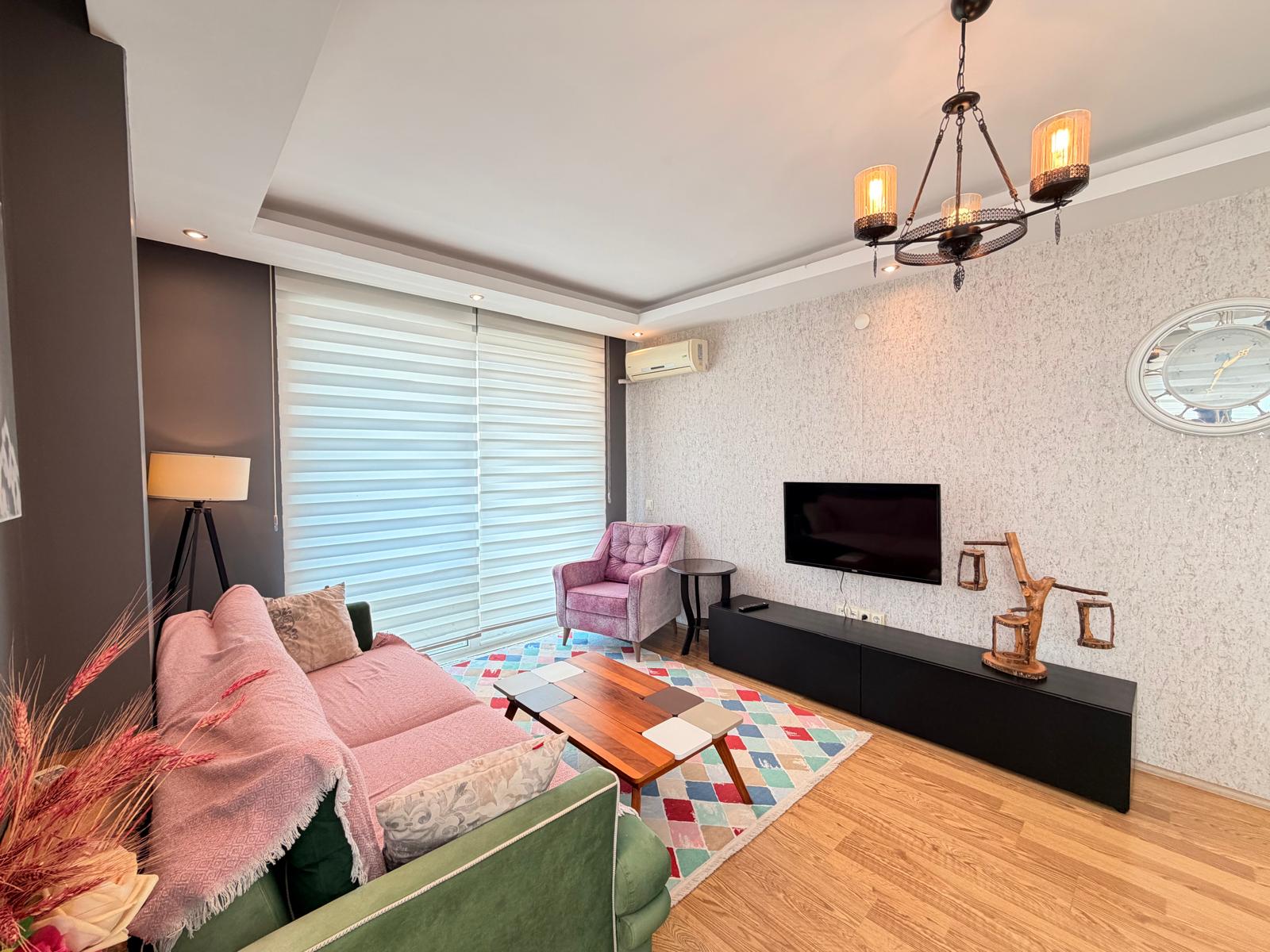 Mahmutlar'da 1+1 daire – eşyalı, kısmi deniz manzaralı, plaja 400 m mesafede.