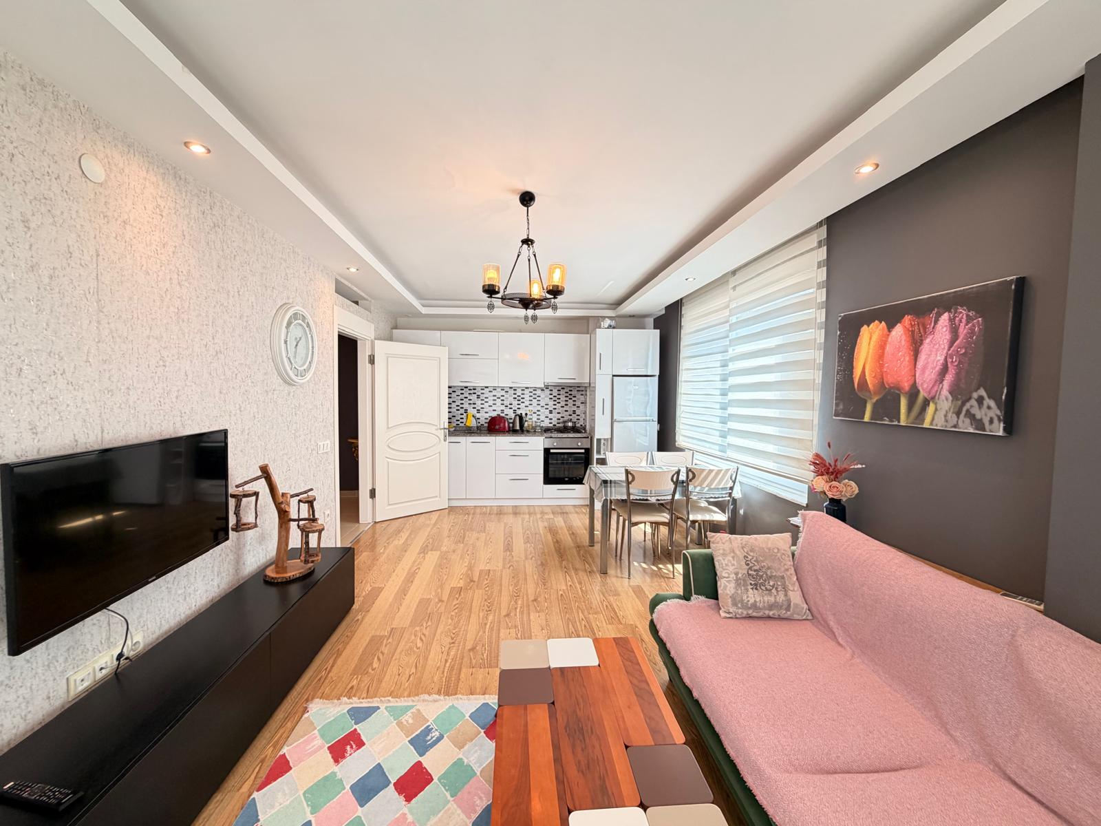 Mahmutlar'da 1+1 daire – eşyalı, kısmi deniz manzaralı, plaja 400 m mesafede.