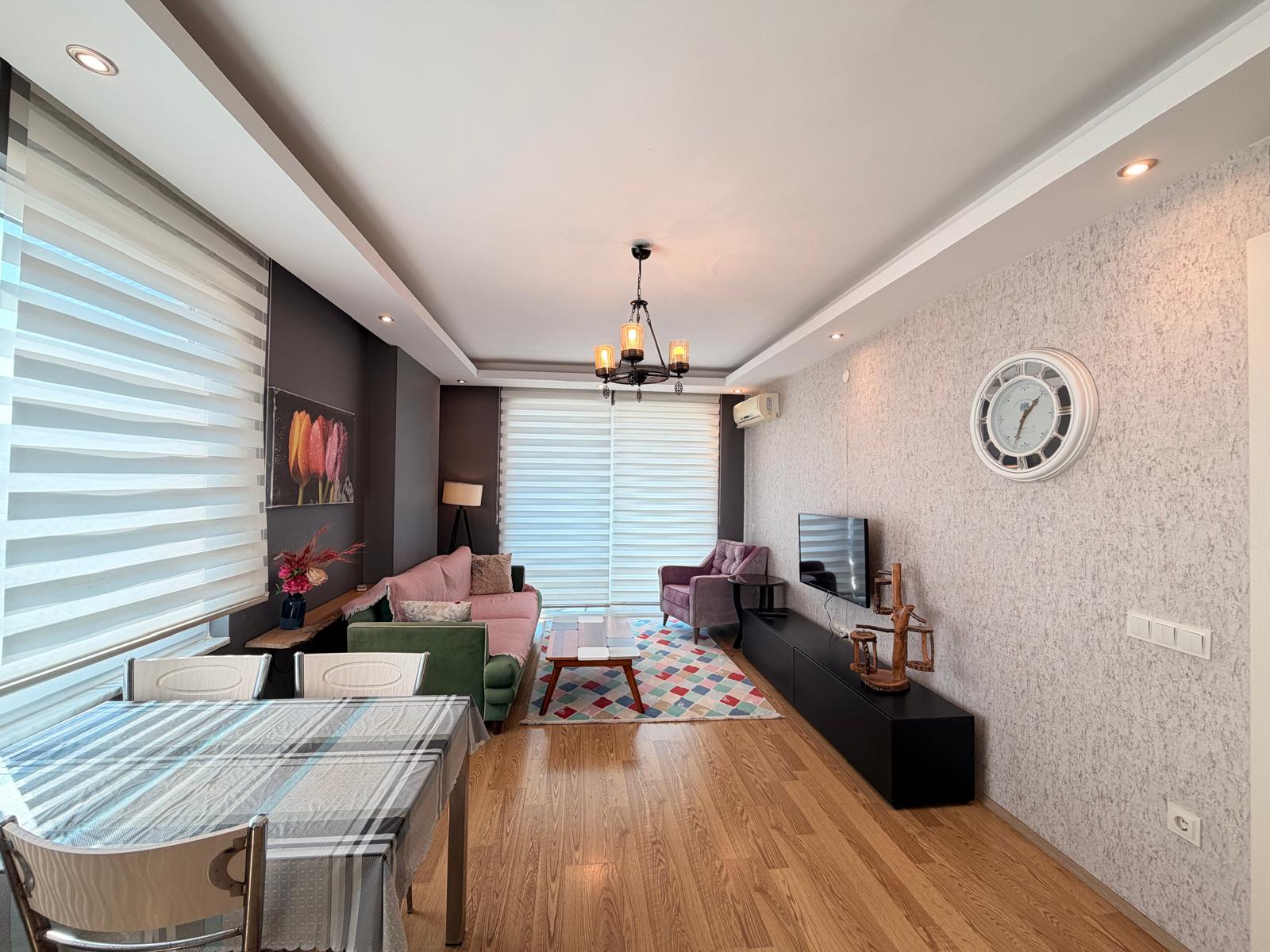 Mahmutlar'da 1+1 daire – eşyalı, kısmi deniz manzaralı, plaja 400 m mesafede.