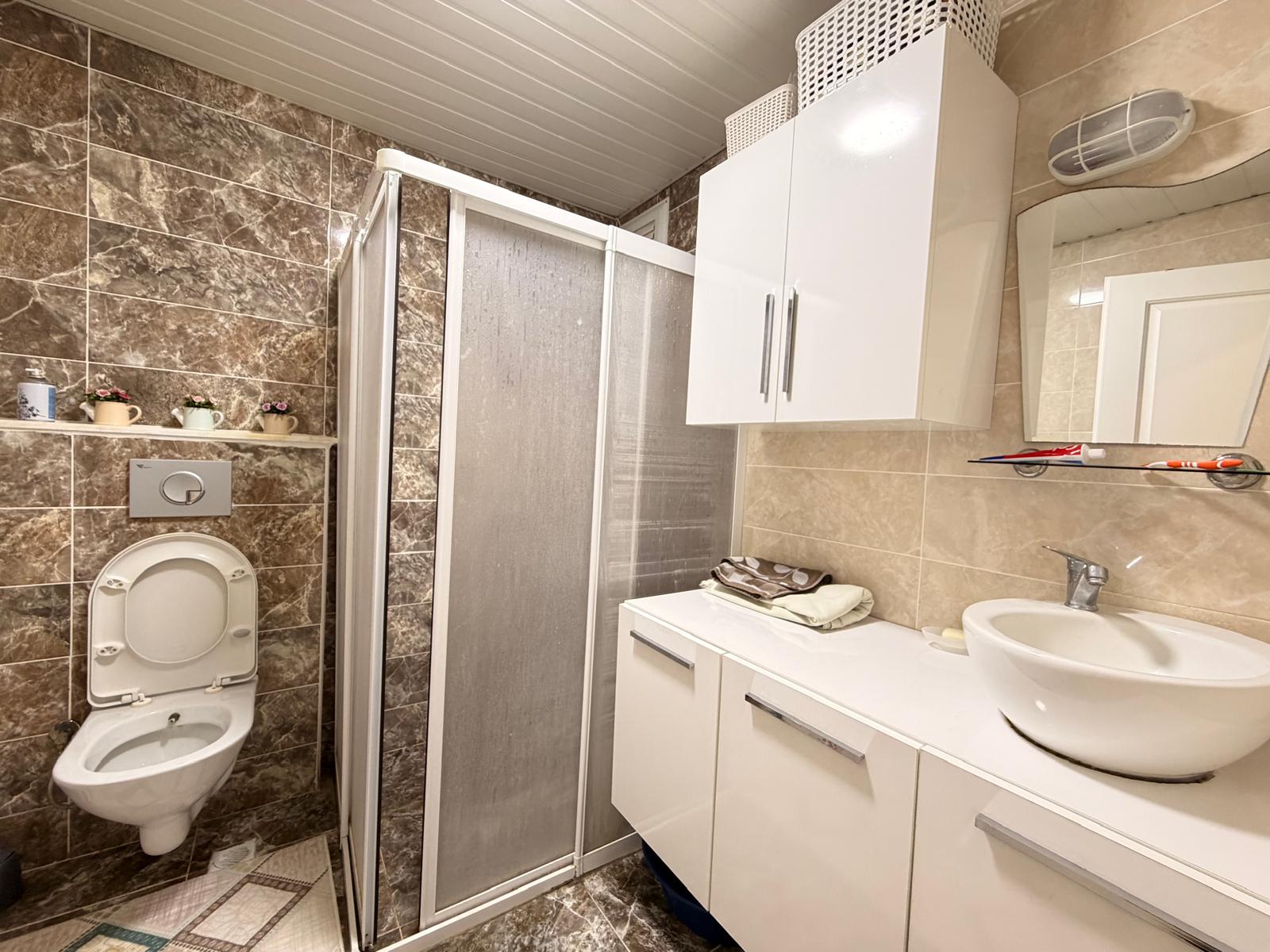 Mahmutlar'da 1+1 daire – eşyalı, kısmi deniz manzaralı, plaja 400 m mesafede.