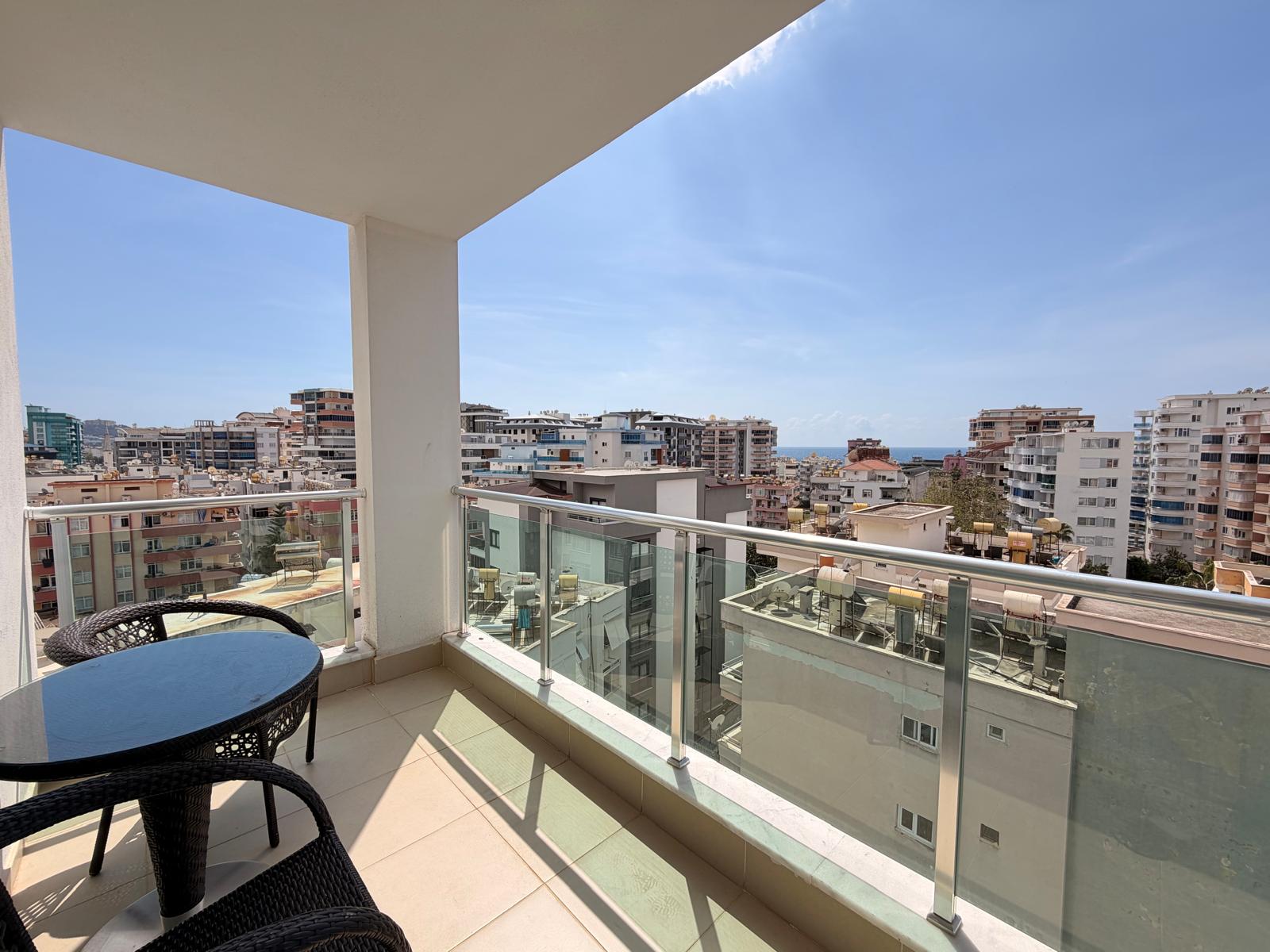 Mahmutlar'da 1+1 daire – eşyalı, kısmi deniz manzaralı, plaja 400 m mesafede.
