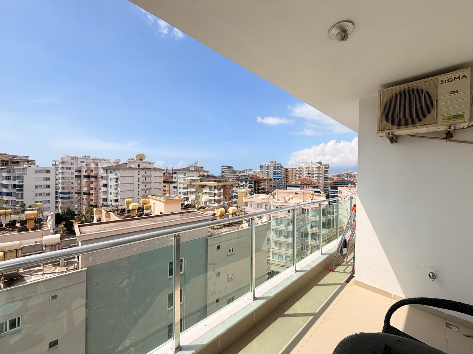Mahmutlar'da 1+1 daire – eşyalı, kısmi deniz manzaralı, plaja 400 m mesafede.