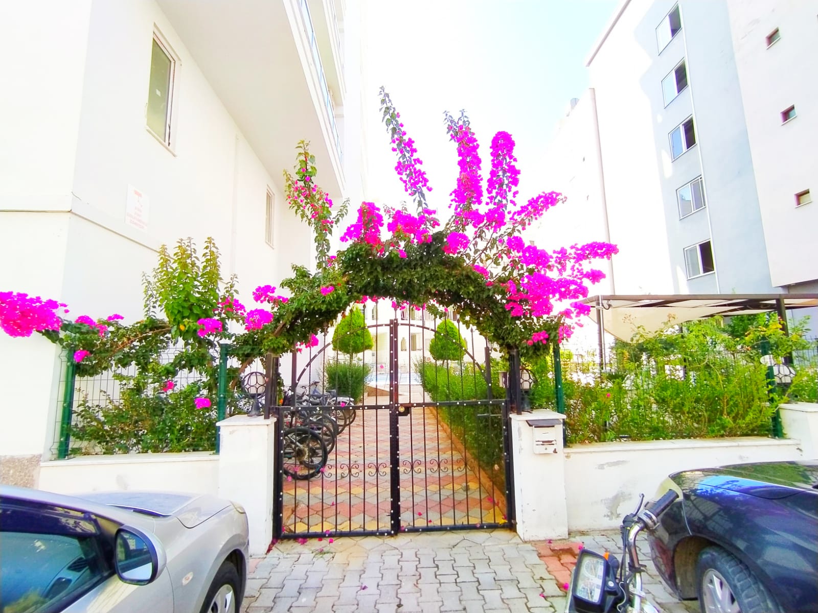 Mahmutlar'da 1+1 daire – eşyalı, kısmi deniz manzaralı, plaja 400 m mesafede.
