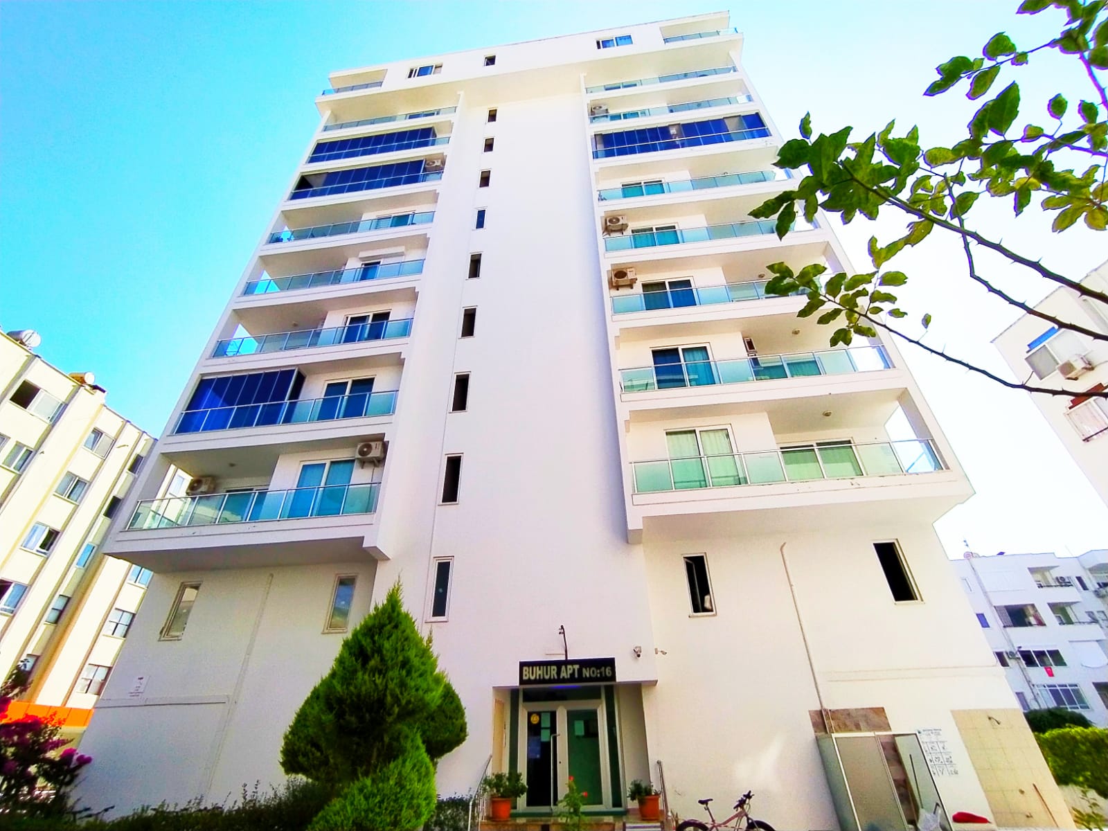 Mahmutlar'da 1+1 daire – eşyalı, kısmi deniz manzaralı, plaja 400 m mesafede.