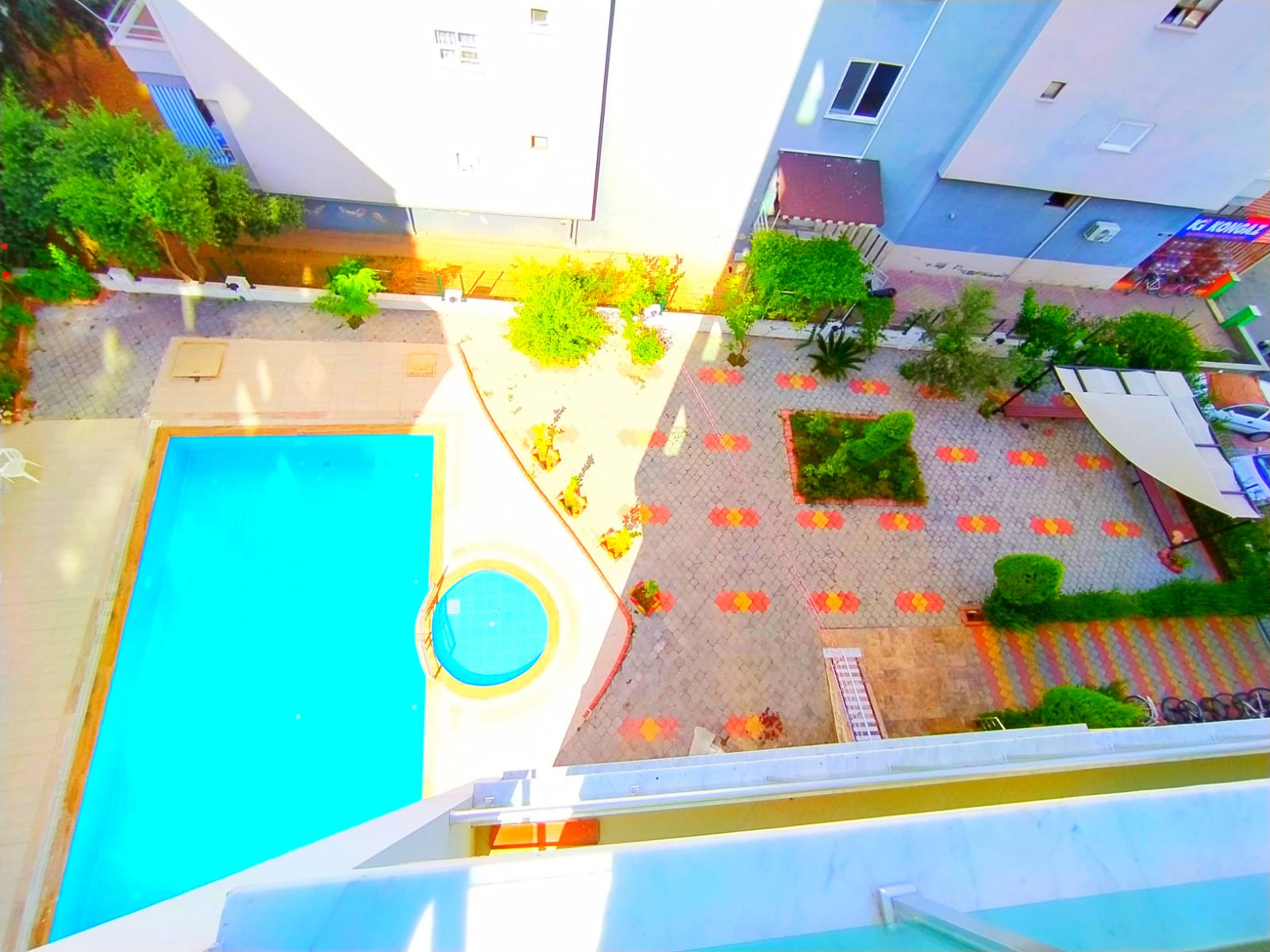 Mahmutlar'da 1+1 daire – eşyalı, kısmi deniz manzaralı, plaja 400 m mesafede.
