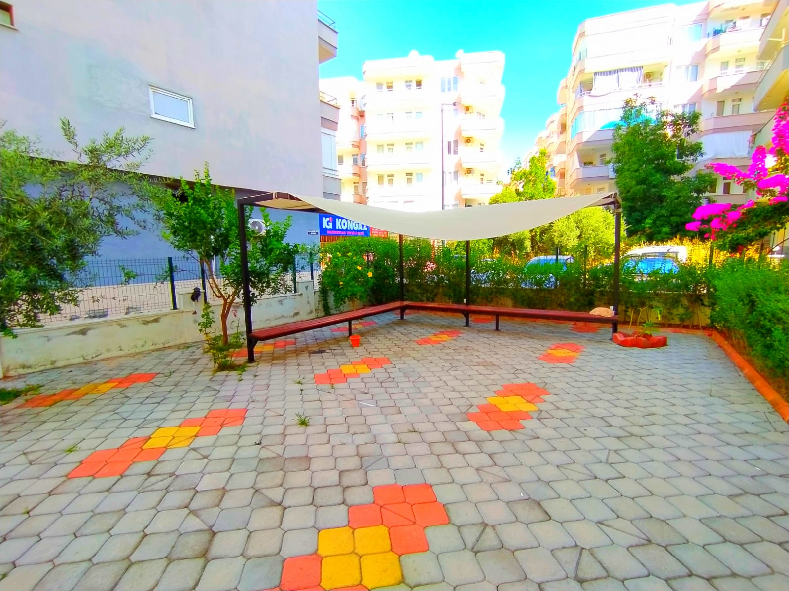 Mahmutlar'da 1+1 daire – eşyalı, kısmi deniz manzaralı, plaja 400 m mesafede.