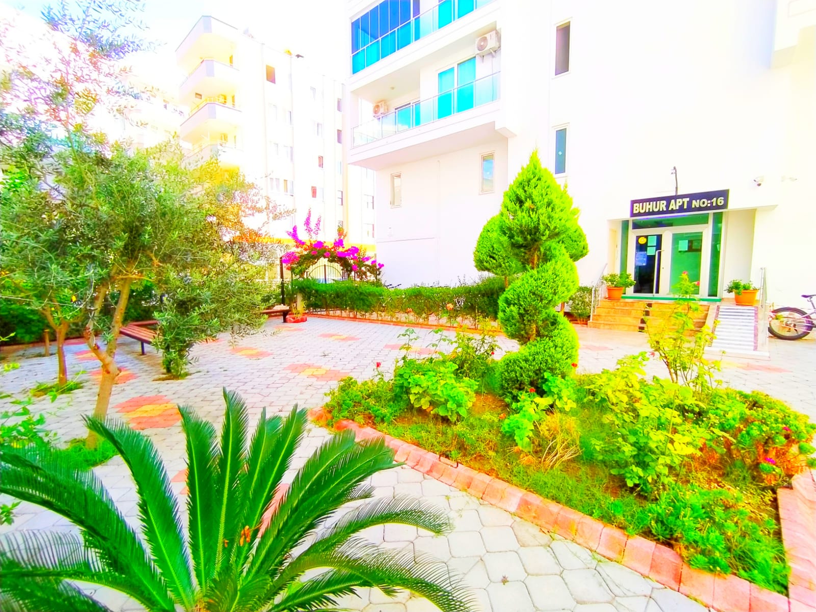 Mahmutlar'da 1+1 daire – eşyalı, kısmi deniz manzaralı, plaja 400 m mesafede.
