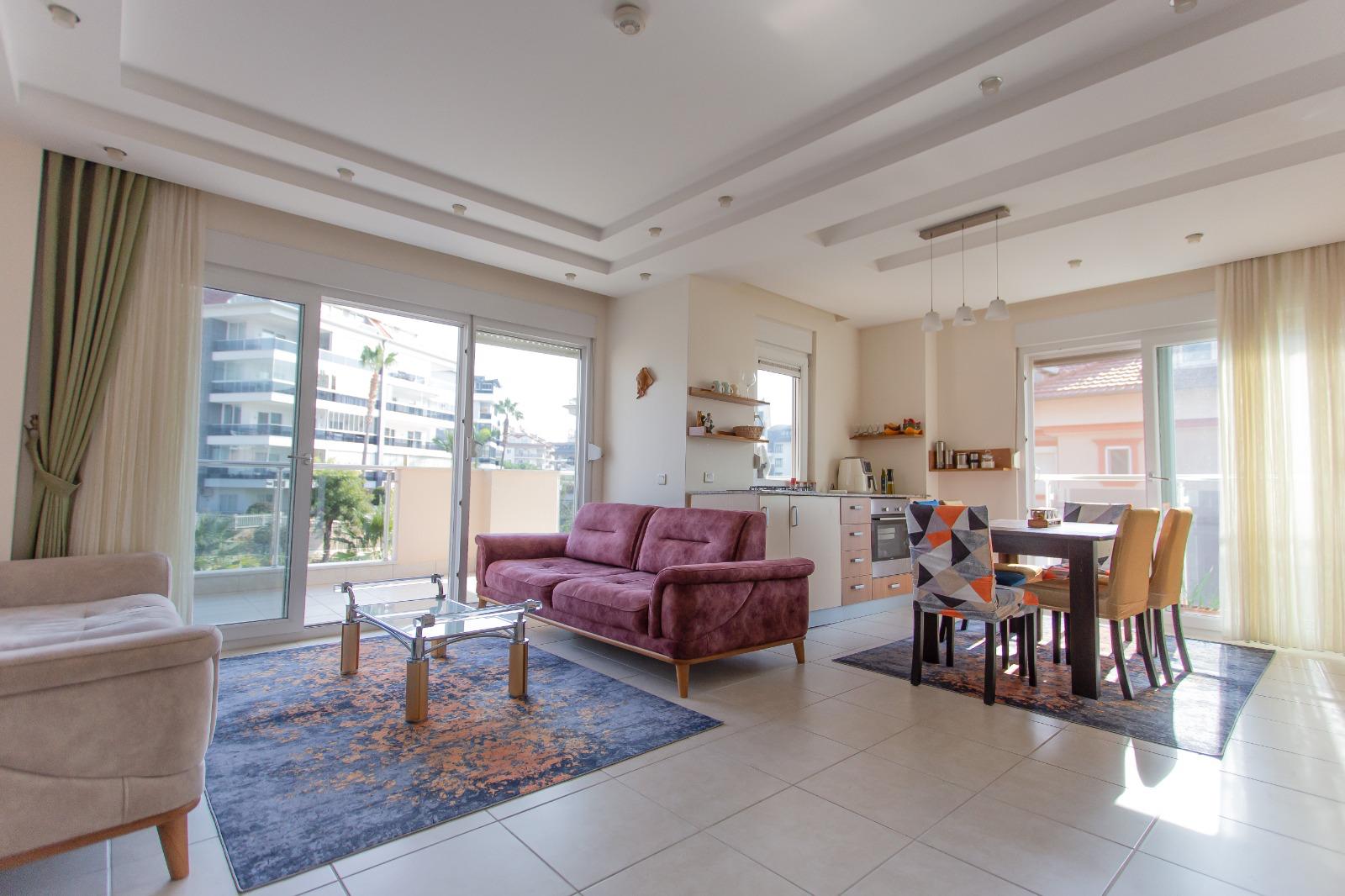 Alanya, Oba bölgesinde 4+1 dubleks daire – eşyalı, dağ manzaralı ve tüm aile için konforlu.