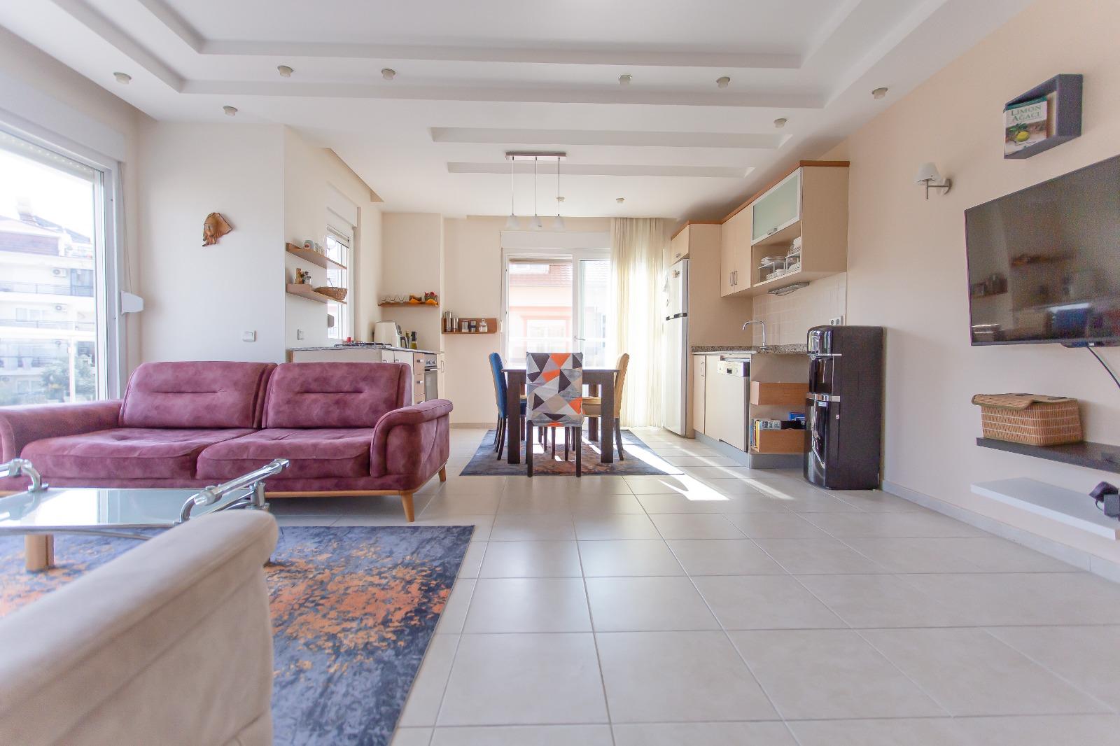 Alanya, Oba bölgesinde 4+1 dubleks daire – eşyalı, dağ manzaralı ve tüm aile için konforlu.