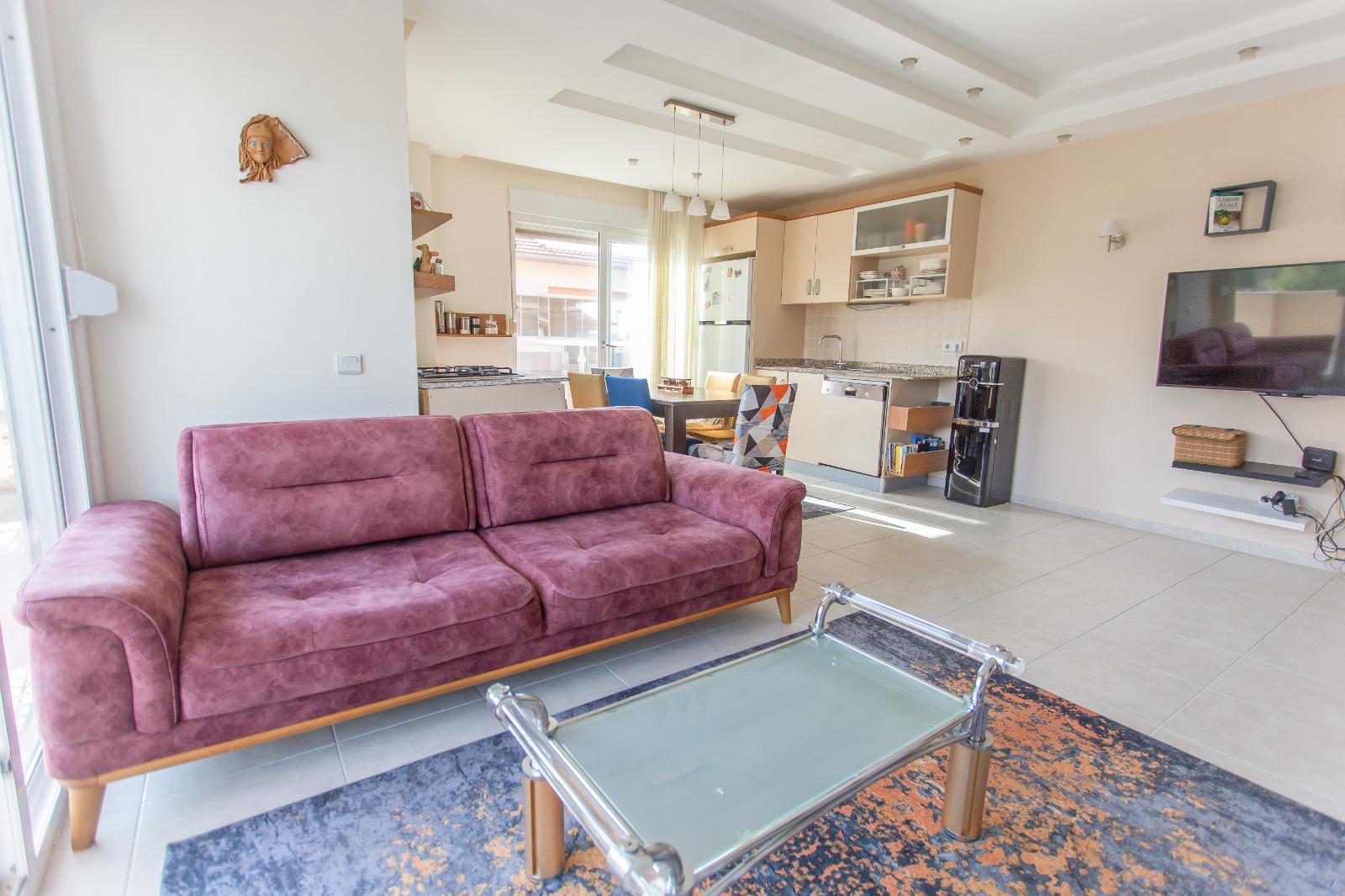 Alanya, Oba bölgesinde 4+1 dubleks daire – eşyalı, dağ manzaralı ve tüm aile için konforlu.