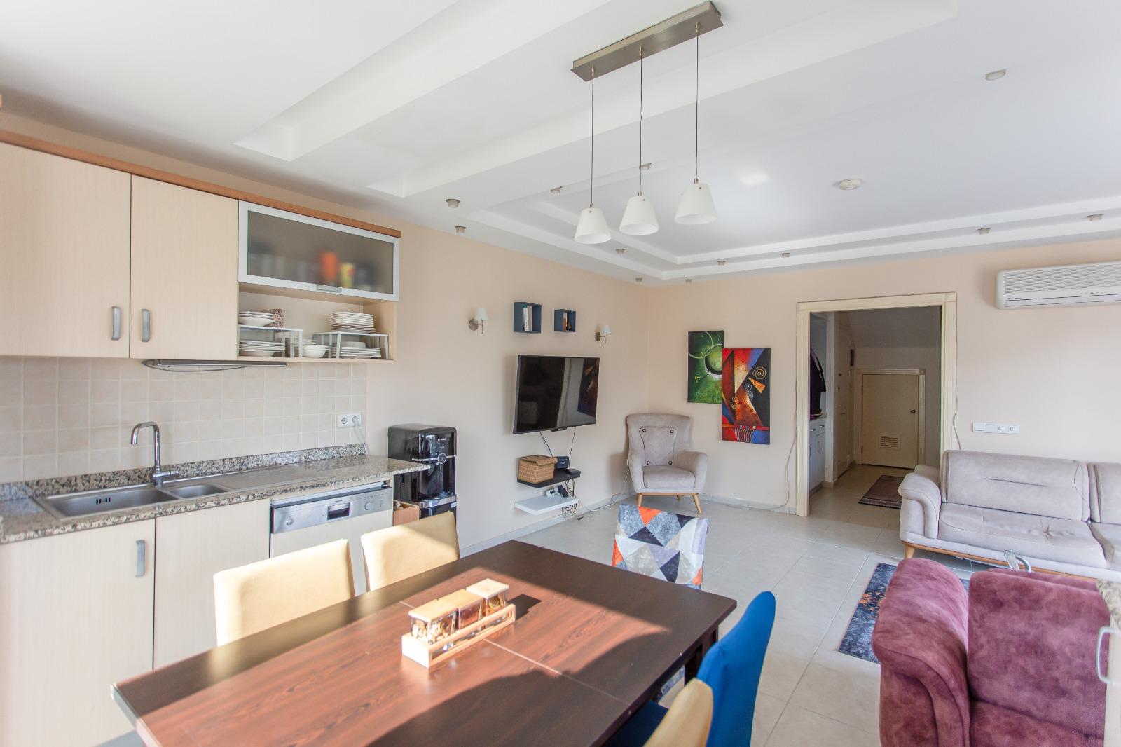 Alanya, Oba bölgesinde 4+1 dubleks daire – eşyalı, dağ manzaralı ve tüm aile için konforlu.