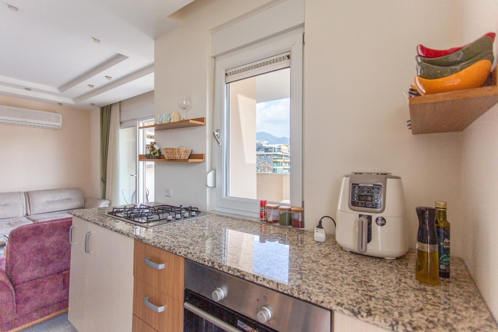 Alanya, Oba bölgesinde 4+1 dubleks daire – eşyalı, dağ manzaralı ve tüm aile için konforlu.