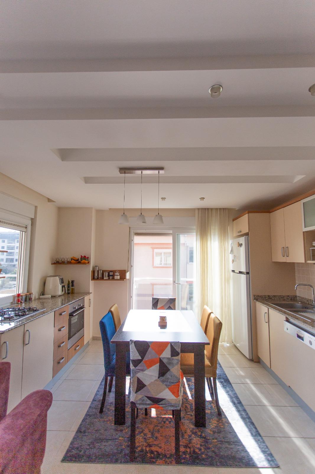 Alanya, Oba bölgesinde 4+1 dubleks daire – eşyalı, dağ manzaralı ve tüm aile için konforlu.