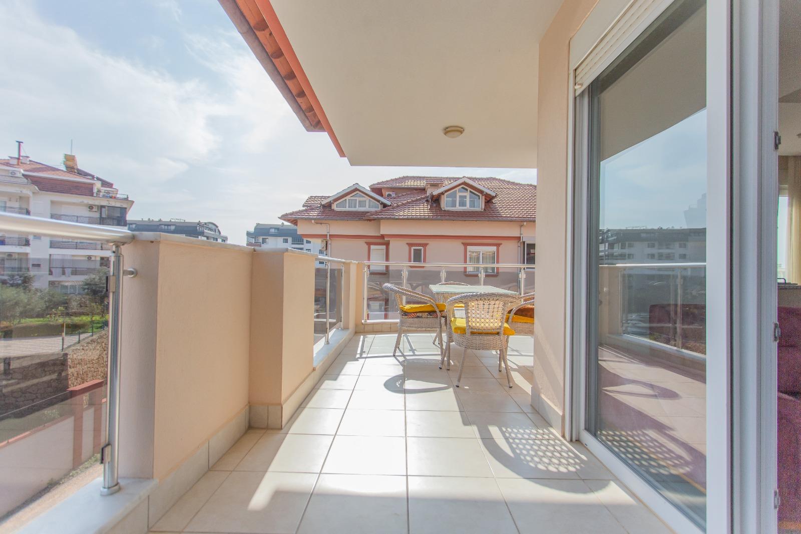 Alanya, Oba bölgesinde 4+1 dubleks daire – eşyalı, dağ manzaralı ve tüm aile için konforlu.