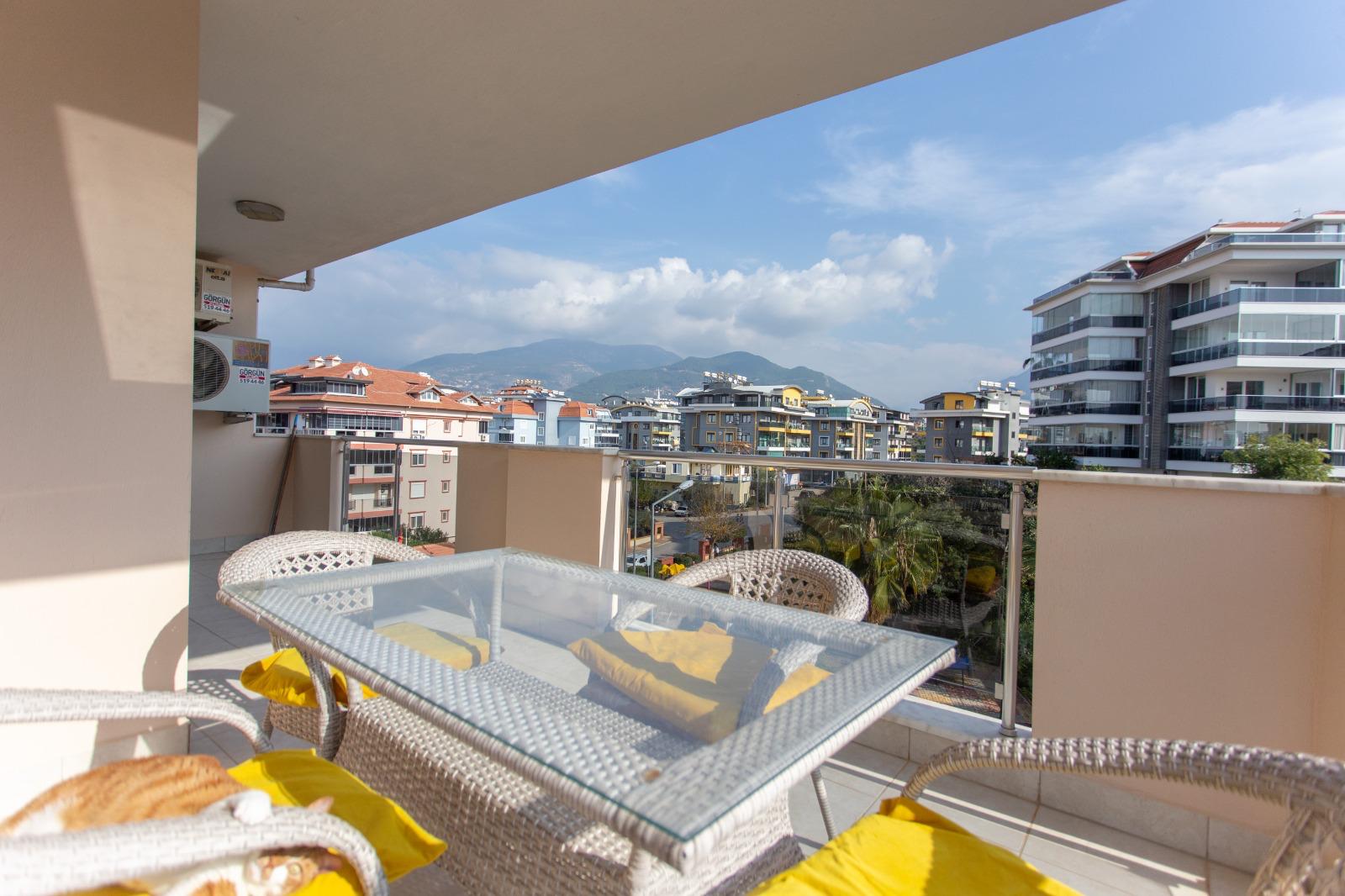 Alanya, Oba bölgesinde 4+1 dubleks daire – eşyalı, dağ manzaralı ve tüm aile için konforlu.