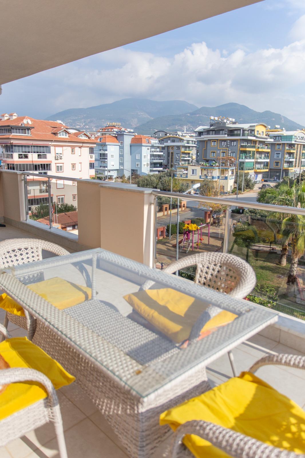 Alanya, Oba bölgesinde 4+1 dubleks daire – eşyalı, dağ manzaralı ve tüm aile için konforlu.