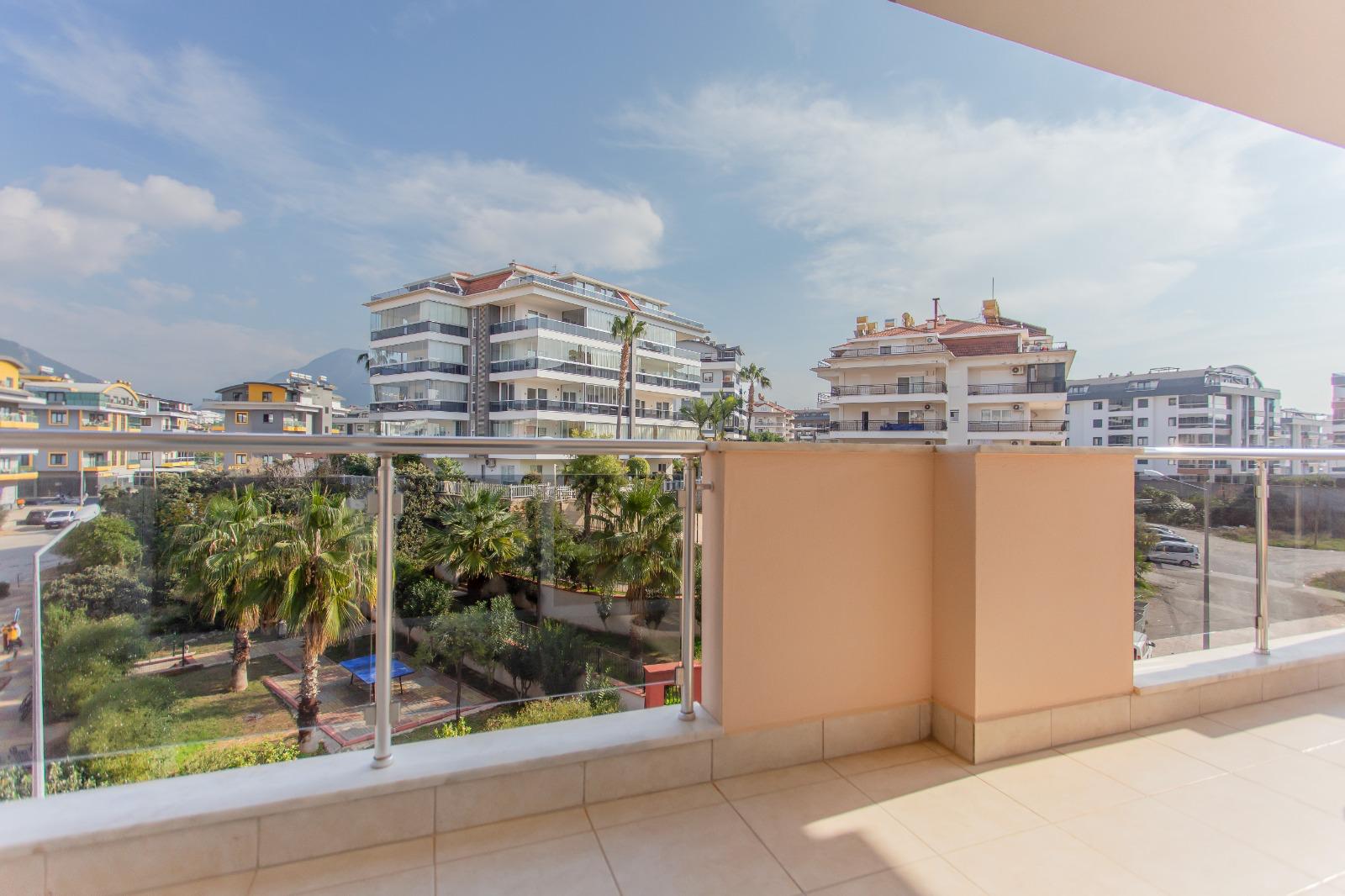 Alanya, Oba bölgesinde 4+1 dubleks daire – eşyalı, dağ manzaralı ve tüm aile için konforlu.