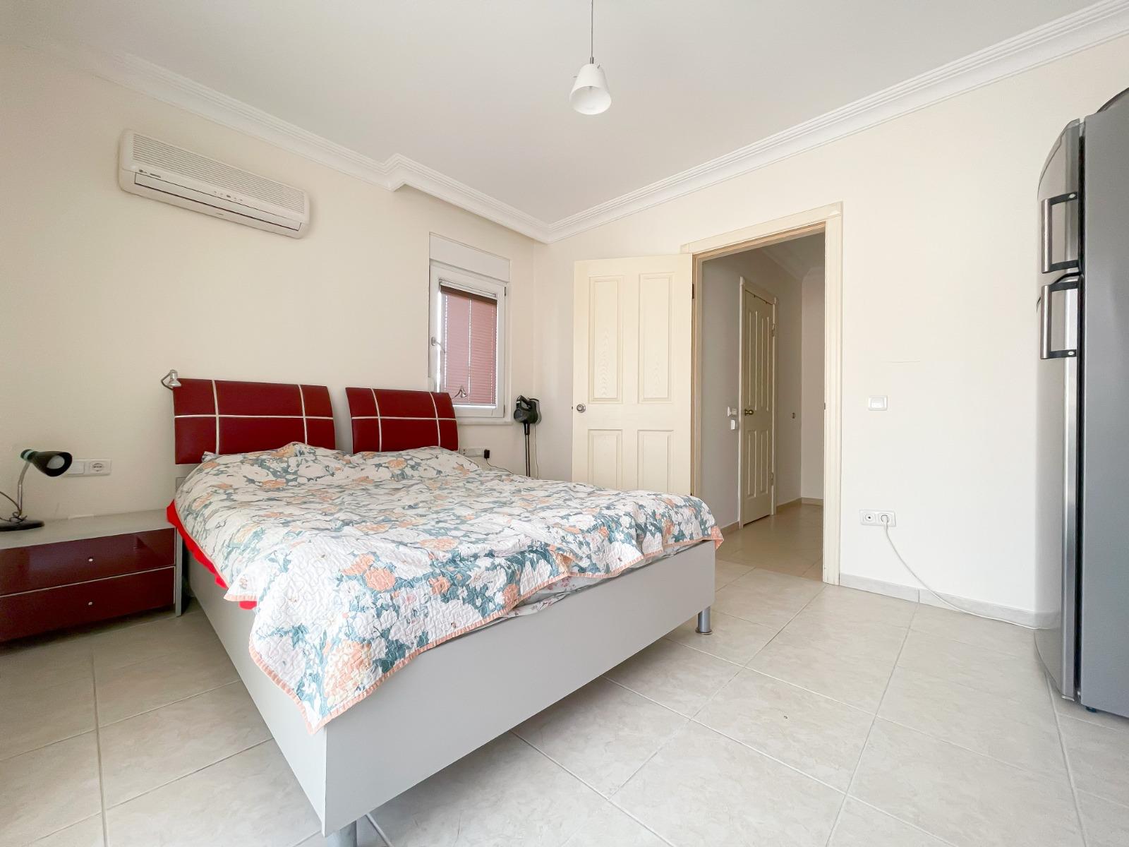 Alanya, Oba bölgesinde 4+1 dubleks daire – eşyalı, dağ manzaralı ve tüm aile için konforlu.