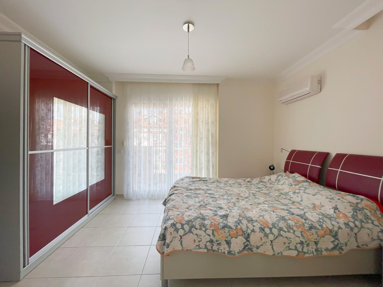 Alanya, Oba bölgesinde 4+1 dubleks daire – eşyalı, dağ manzaralı ve tüm aile için konforlu.