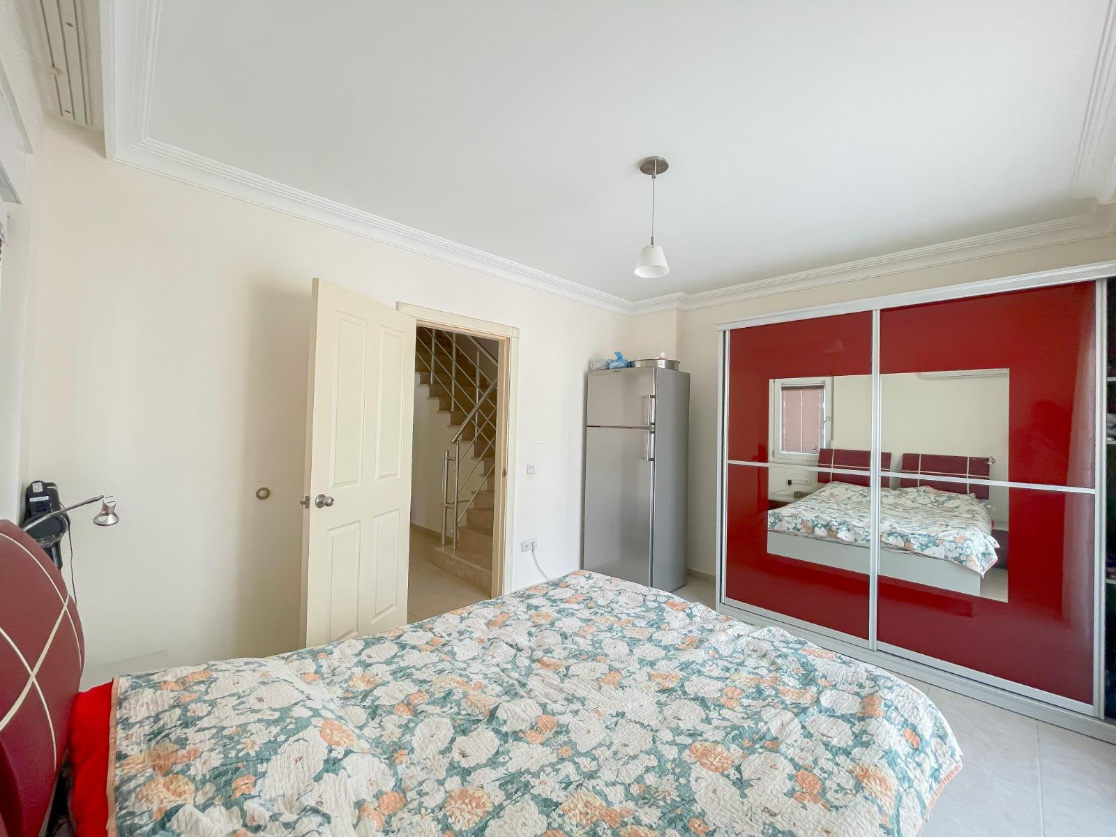 Alanya, Oba bölgesinde 4+1 dubleks daire – eşyalı, dağ manzaralı ve tüm aile için konforlu.