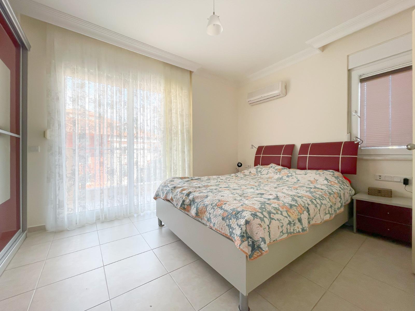 Alanya, Oba bölgesinde 4+1 dubleks daire – eşyalı, dağ manzaralı ve tüm aile için konforlu.