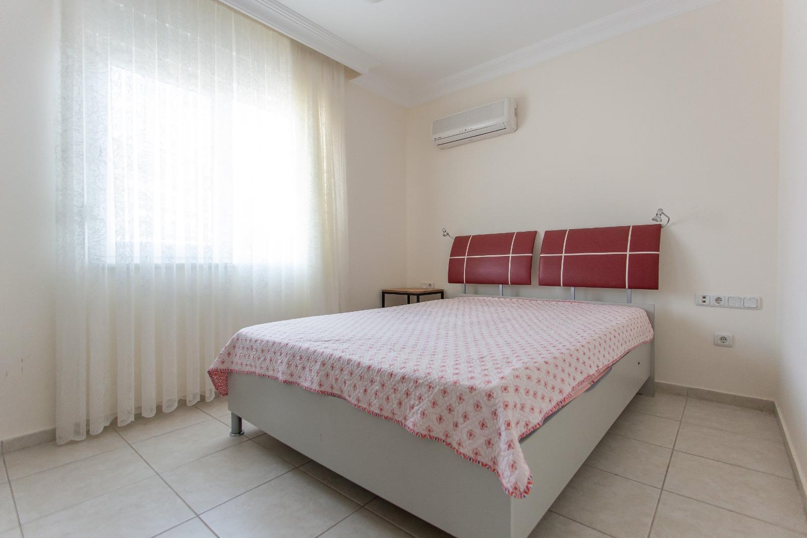 Alanya, Oba bölgesinde 4+1 dubleks daire – eşyalı, dağ manzaralı ve tüm aile için konforlu.