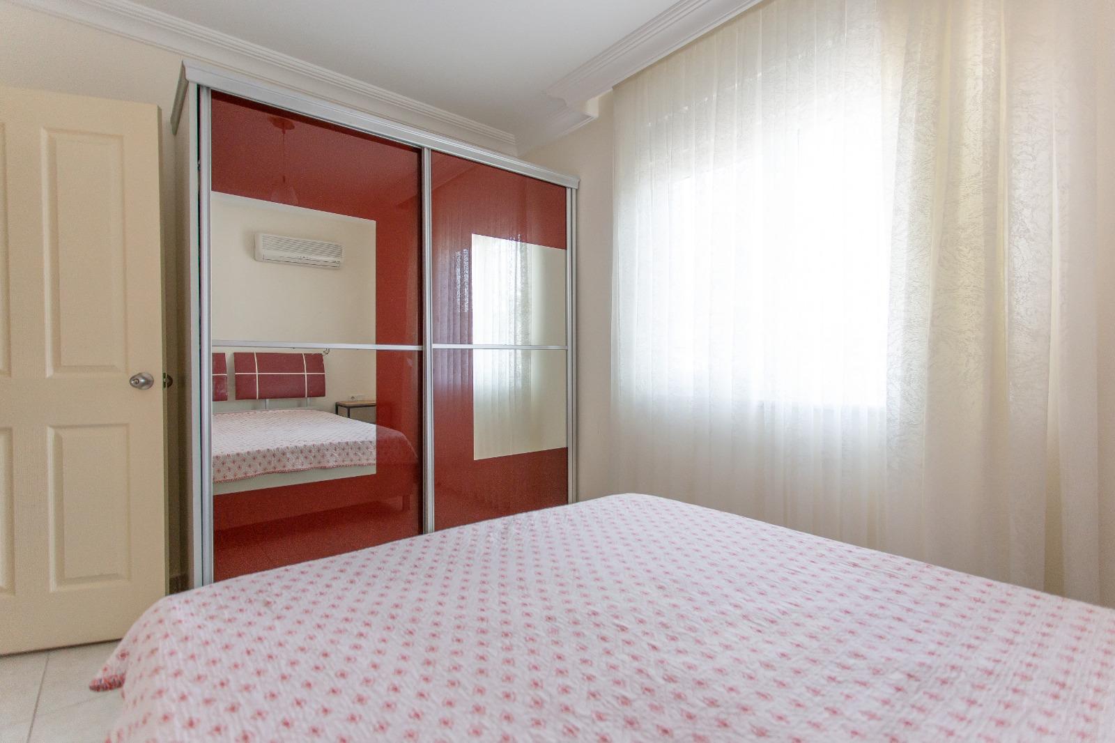 Alanya, Oba bölgesinde 4+1 dubleks daire – eşyalı, dağ manzaralı ve tüm aile için konforlu.