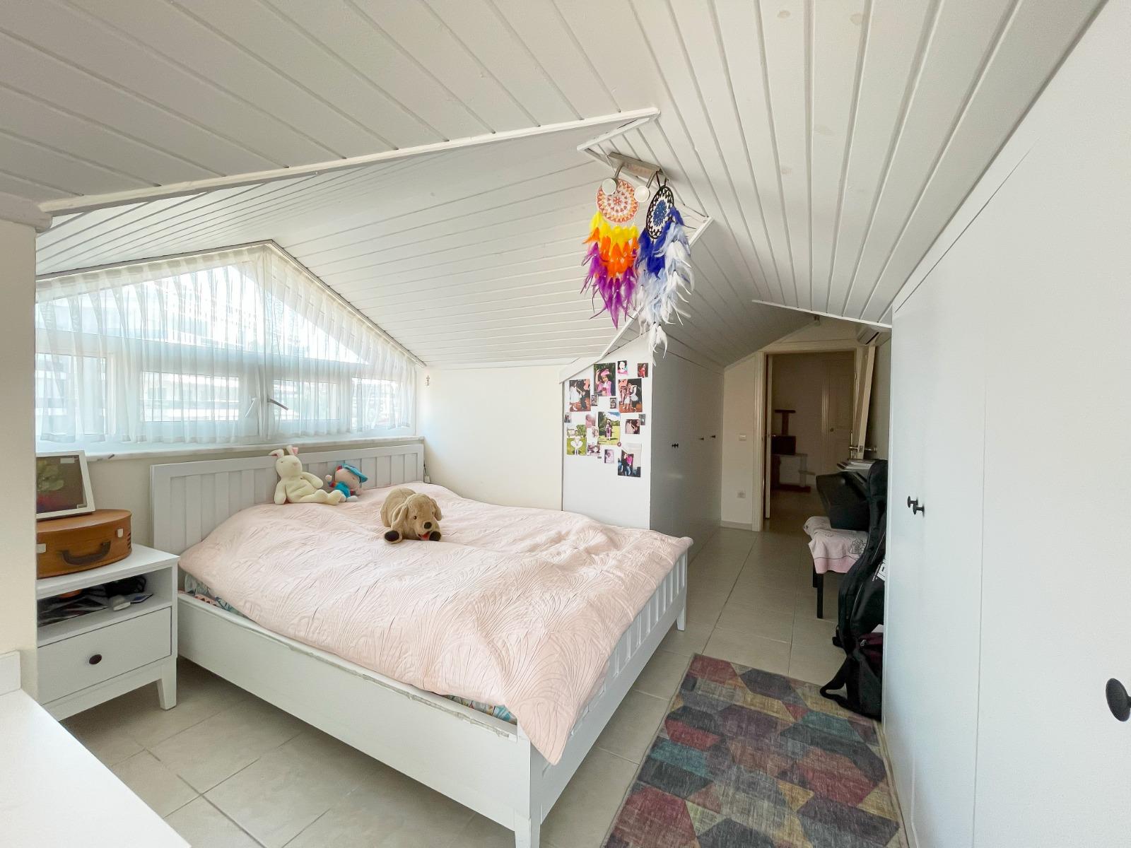 Alanya, Oba bölgesinde 4+1 dubleks daire – eşyalı, dağ manzaralı ve tüm aile için konforlu.