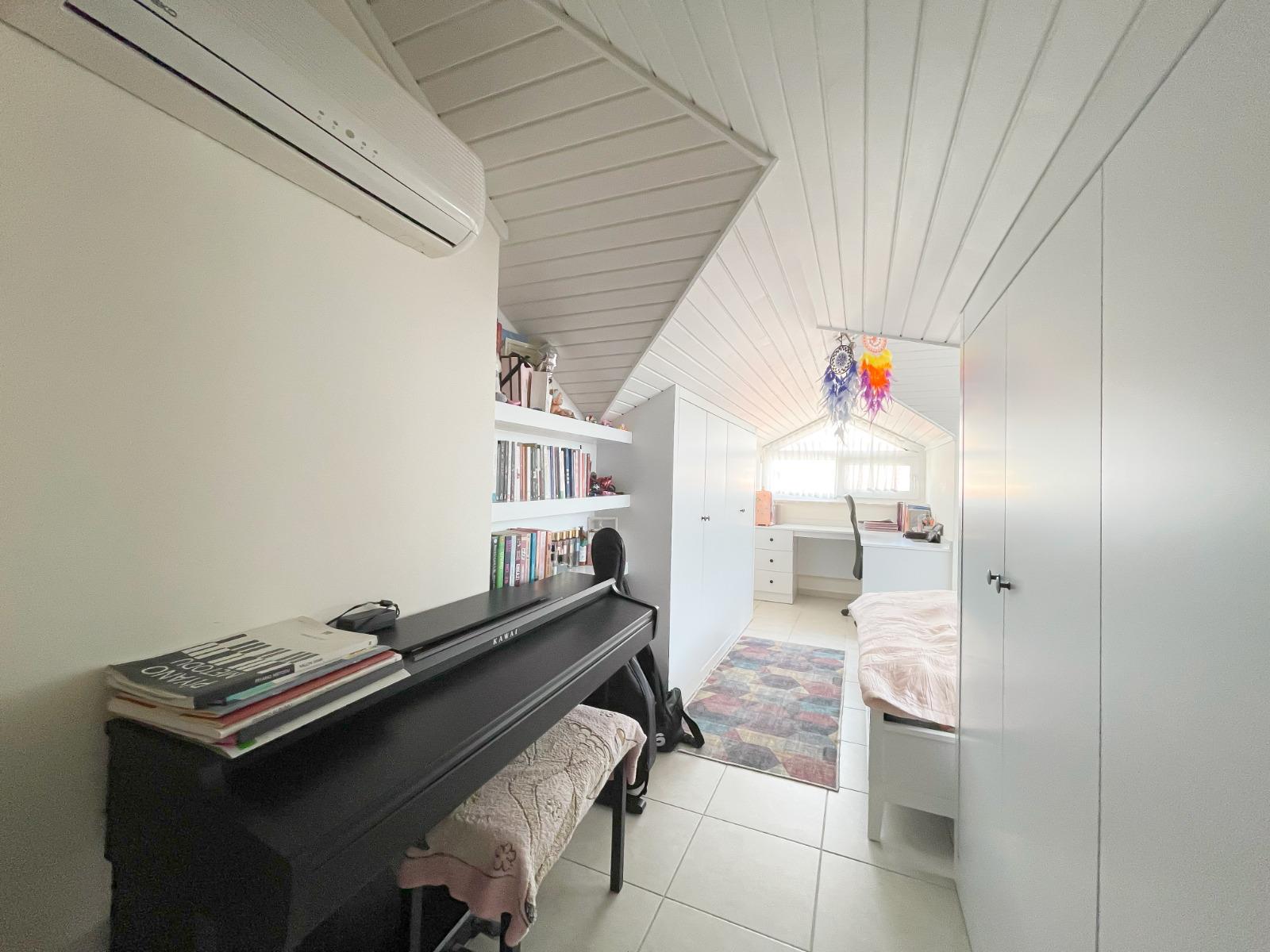 Alanya, Oba bölgesinde 4+1 dubleks daire – eşyalı, dağ manzaralı ve tüm aile için konforlu.
