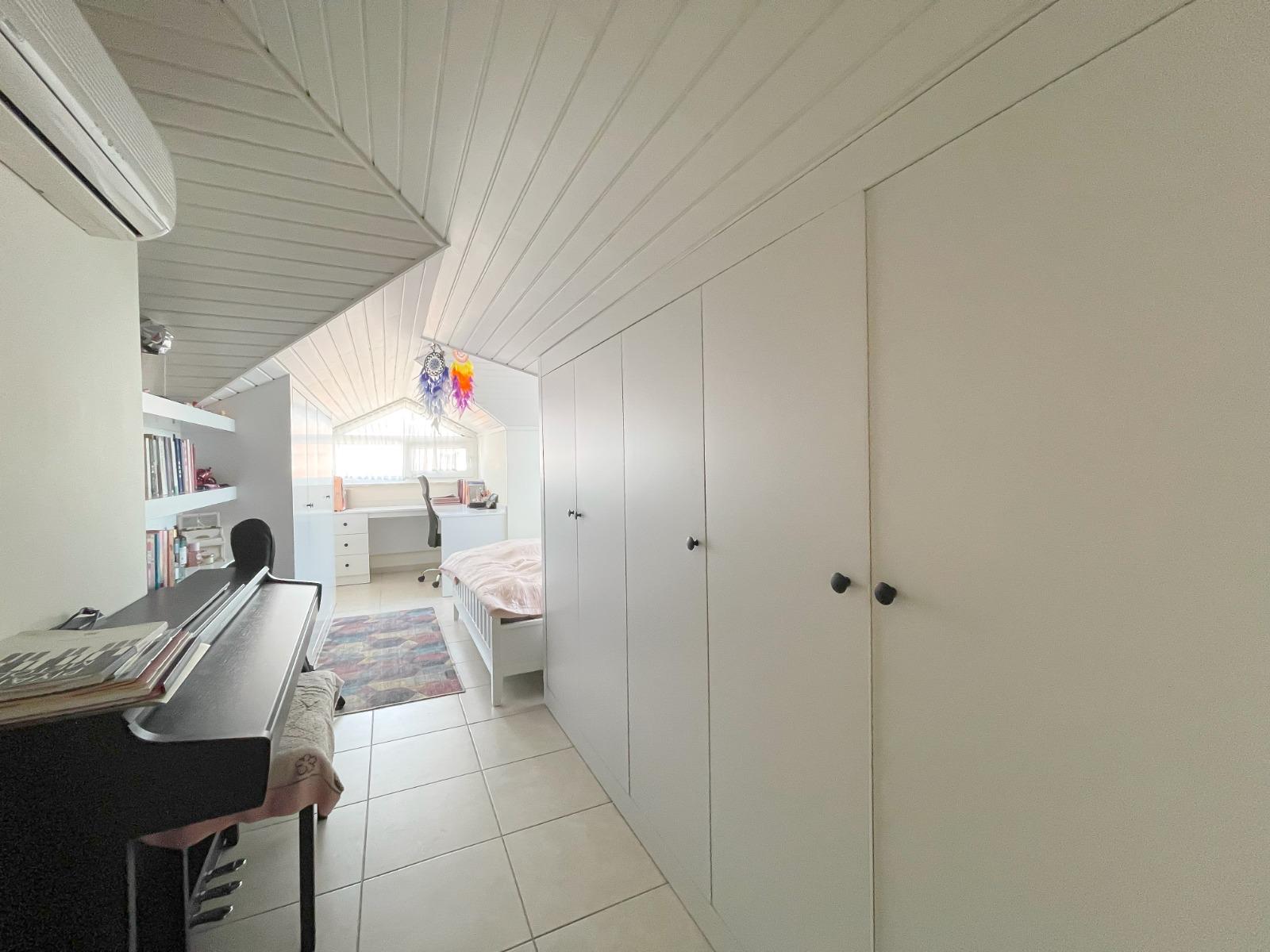 Alanya, Oba bölgesinde 4+1 dubleks daire – eşyalı, dağ manzaralı ve tüm aile için konforlu.