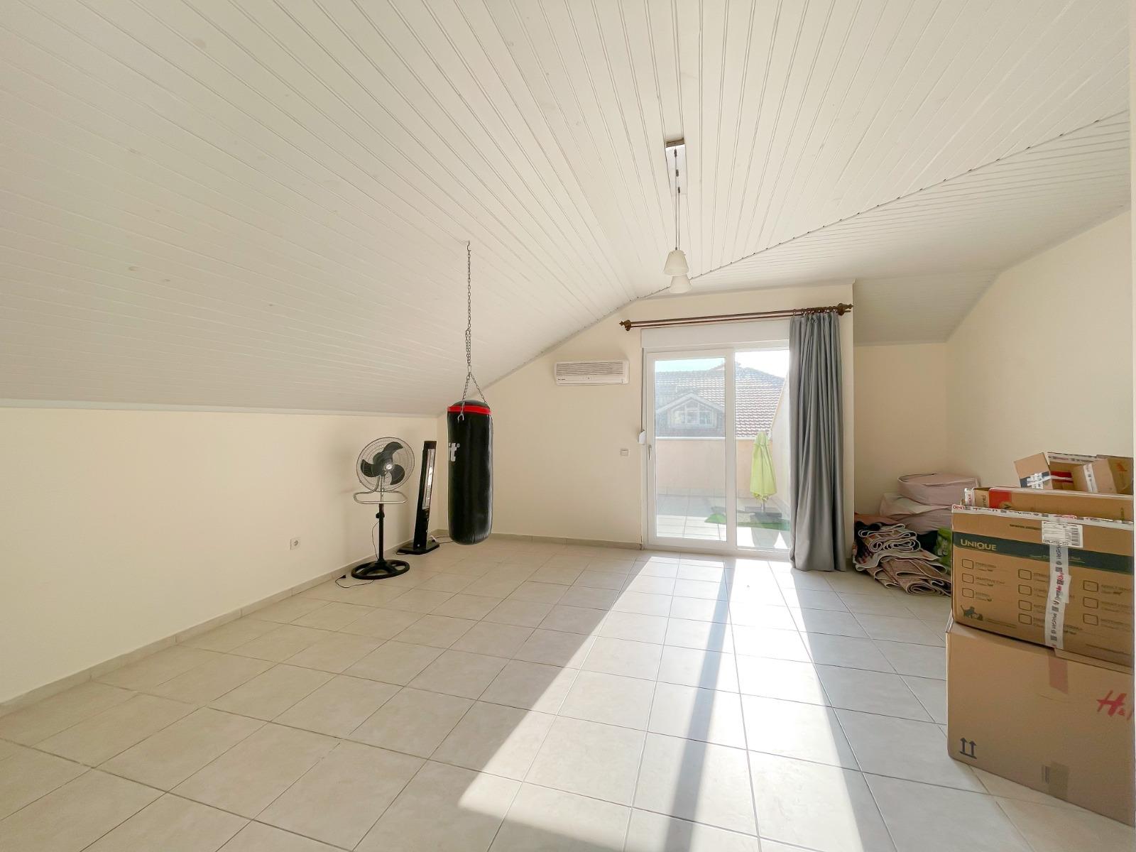 Alanya, Oba bölgesinde 4+1 dubleks daire – eşyalı, dağ manzaralı ve tüm aile için konforlu.