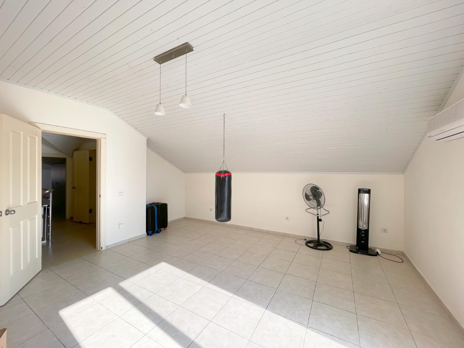 Alanya, Oba bölgesinde 4+1 dubleks daire – eşyalı, dağ manzaralı ve tüm aile için konforlu.