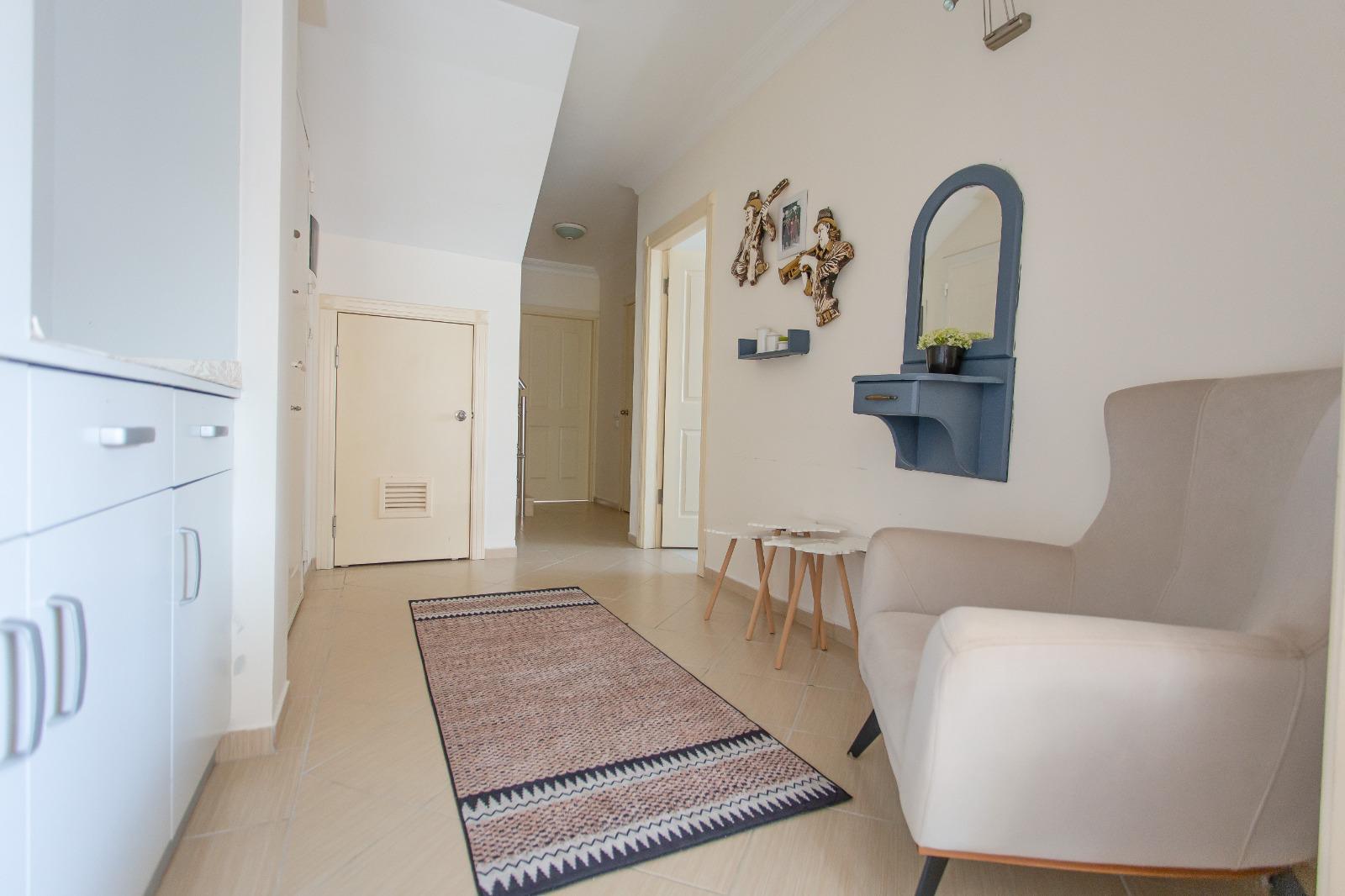 Alanya, Oba bölgesinde 4+1 dubleks daire – eşyalı, dağ manzaralı ve tüm aile için konforlu.