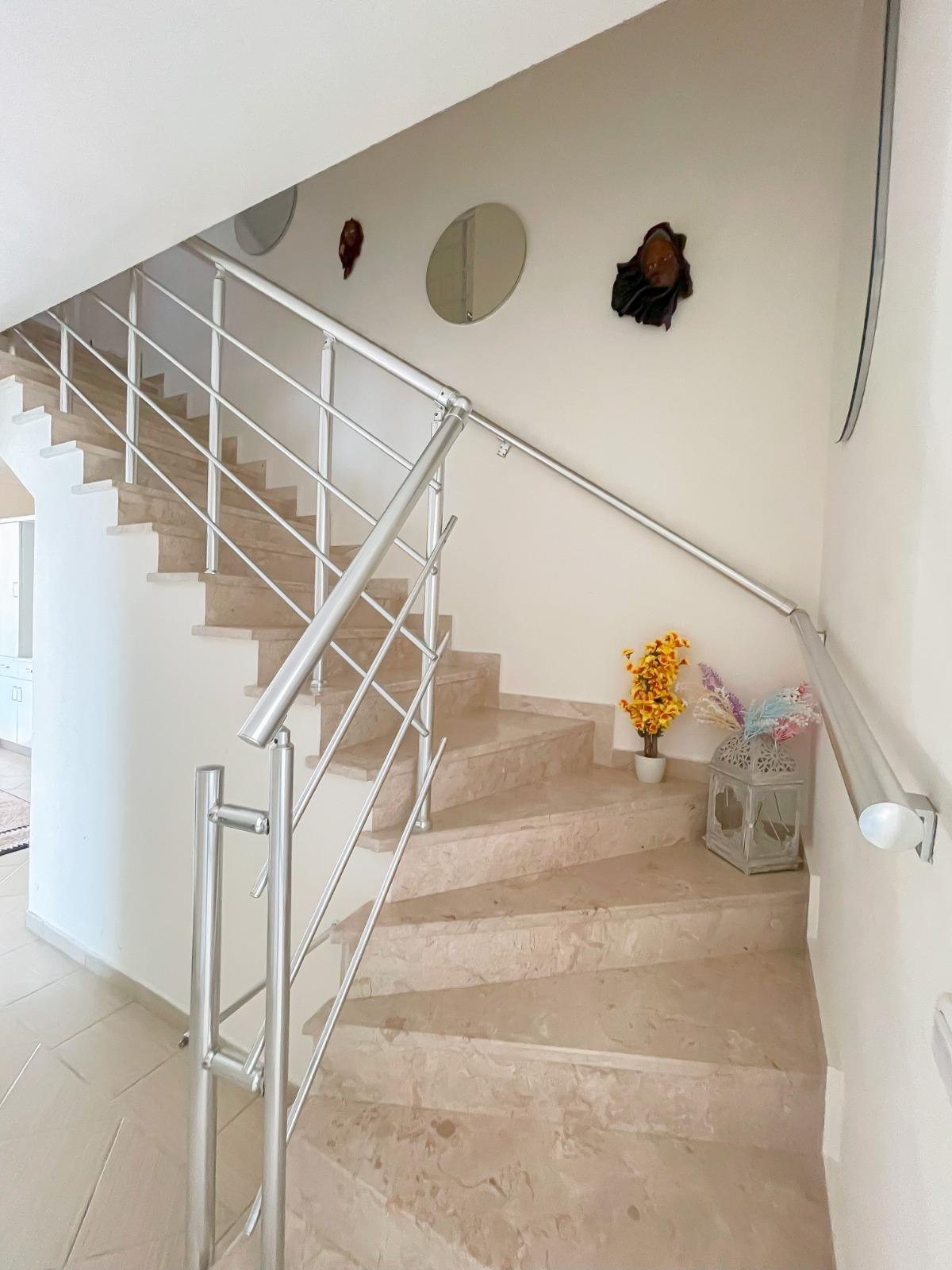 Alanya, Oba bölgesinde 4+1 dubleks daire – eşyalı, dağ manzaralı ve tüm aile için konforlu.