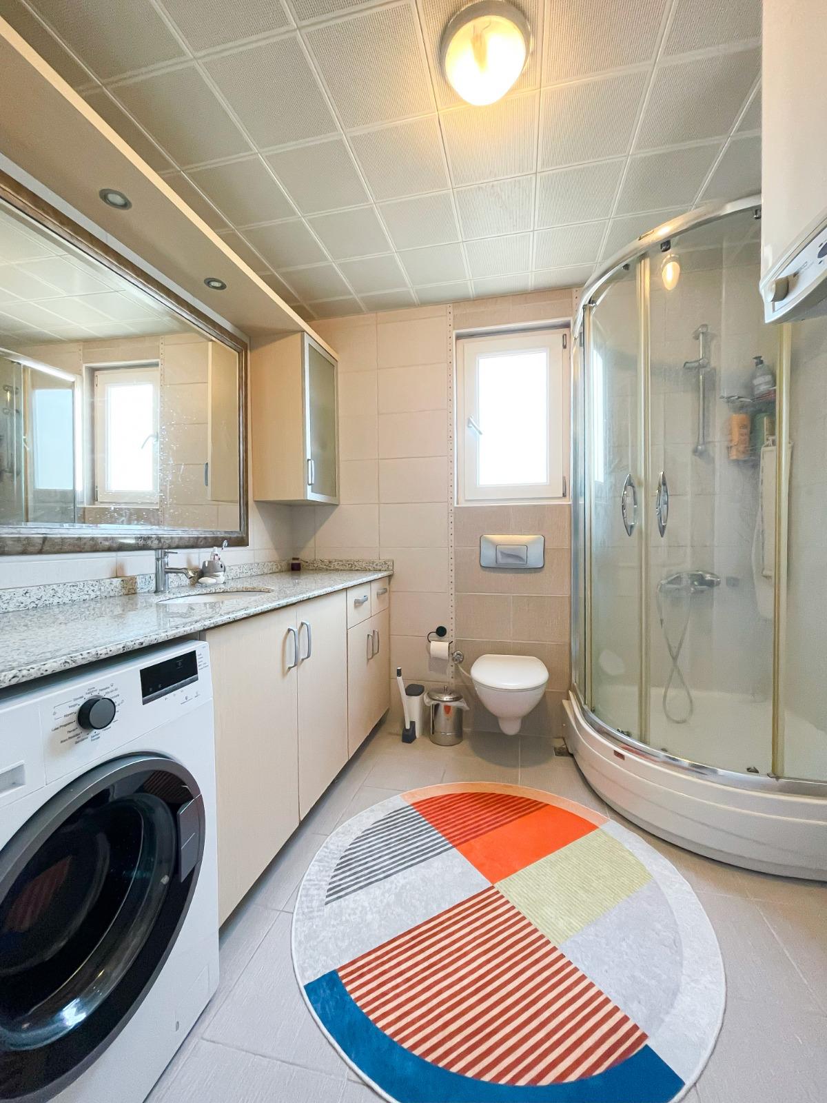 Alanya, Oba bölgesinde 4+1 dubleks daire – eşyalı, dağ manzaralı ve tüm aile için konforlu.