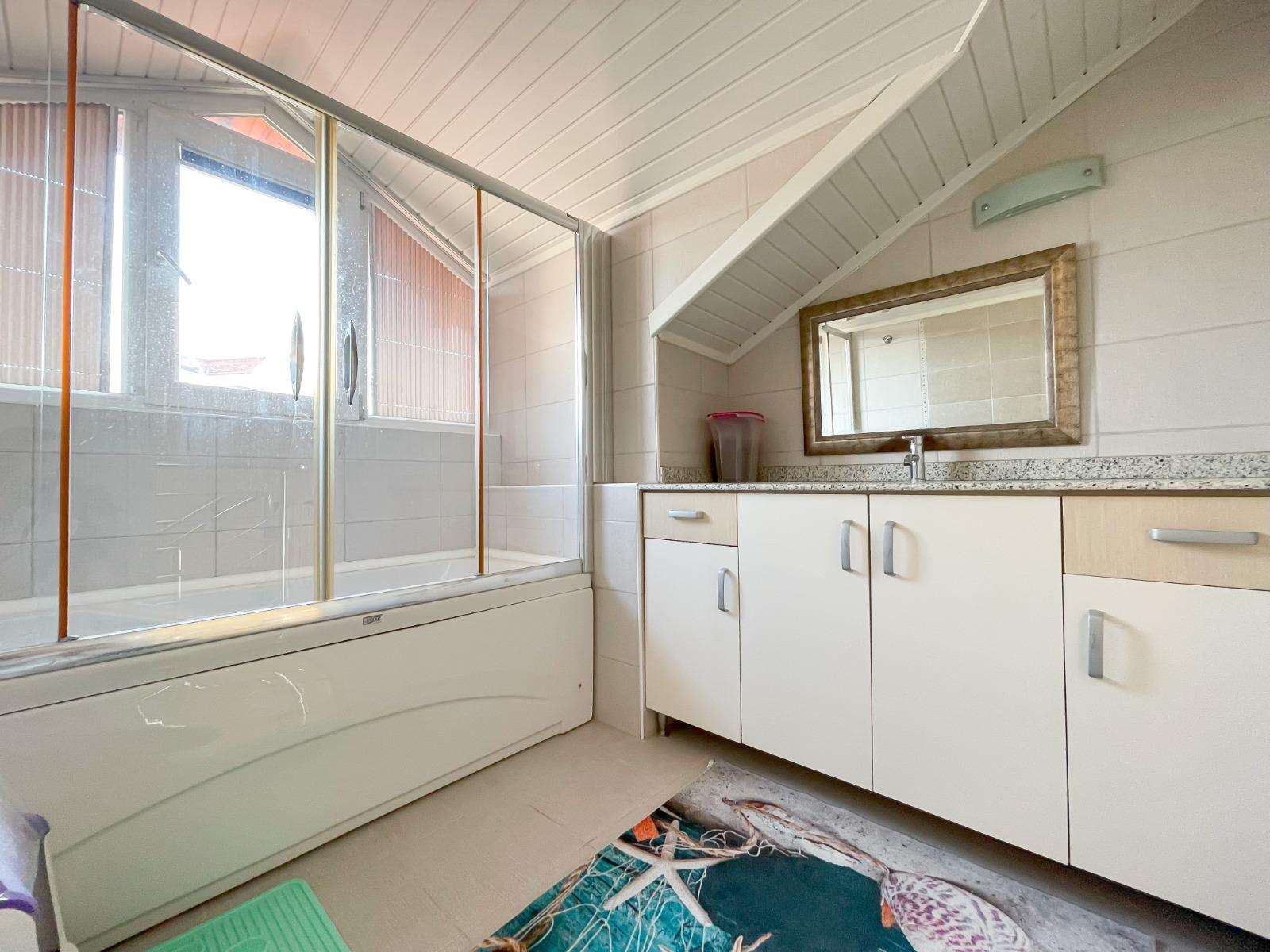 Alanya, Oba bölgesinde 4+1 dubleks daire – eşyalı, dağ manzaralı ve tüm aile için konforlu.