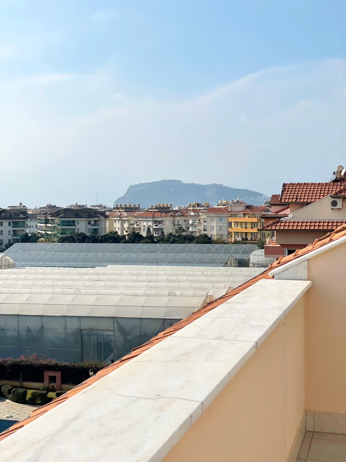 Alanya, Oba bölgesinde 4+1 dubleks daire – eşyalı, dağ manzaralı ve tüm aile için konforlu.