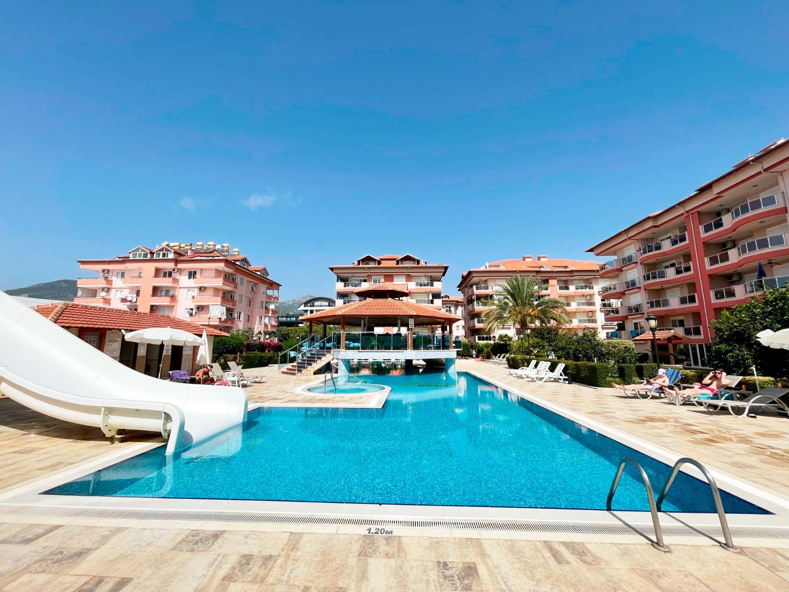 Alanya, Oba bölgesinde 4+1 dubleks daire – eşyalı, dağ manzaralı ve tüm aile için konforlu.