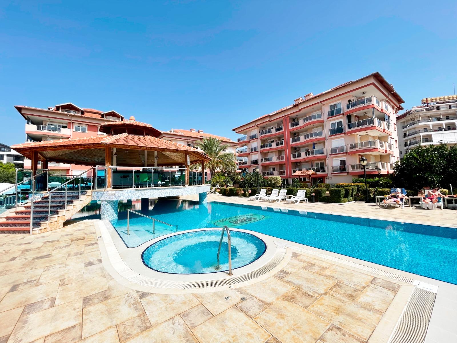 Alanya, Oba bölgesinde 4+1 dubleks daire – eşyalı, dağ manzaralı ve tüm aile için konforlu.