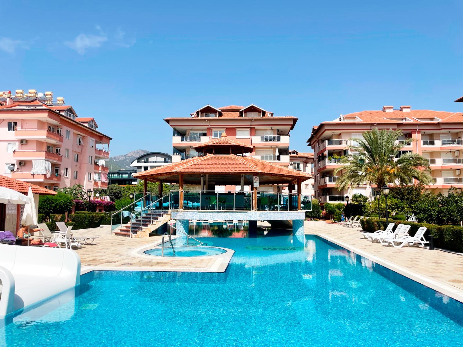 Alanya, Oba bölgesinde 4+1 dubleks daire – eşyalı, dağ manzaralı ve tüm aile için konforlu.