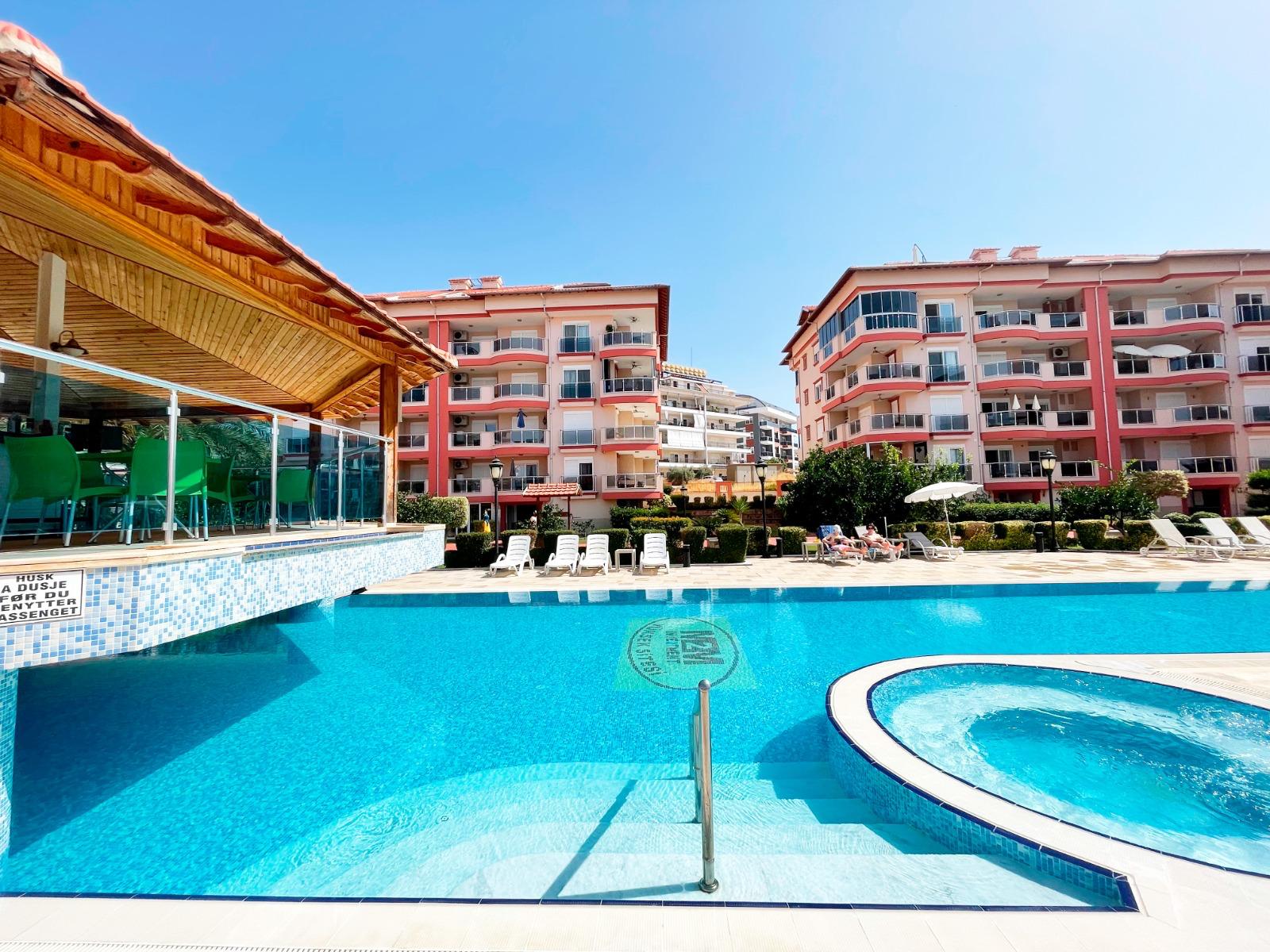Alanya, Oba bölgesinde 4+1 dubleks daire – eşyalı, dağ manzaralı ve tüm aile için konforlu.