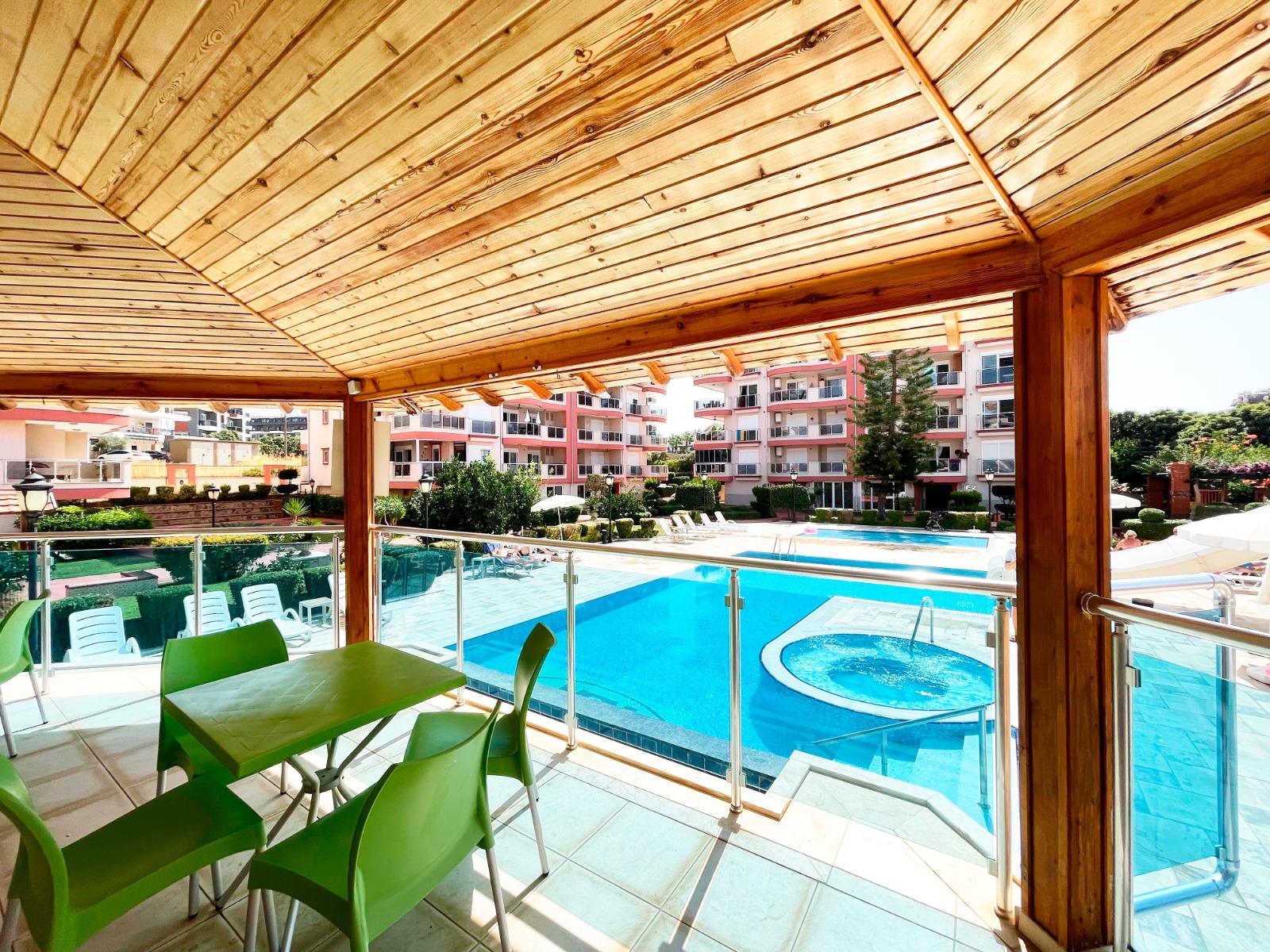 Alanya, Oba bölgesinde 4+1 dubleks daire – eşyalı, dağ manzaralı ve tüm aile için konforlu.