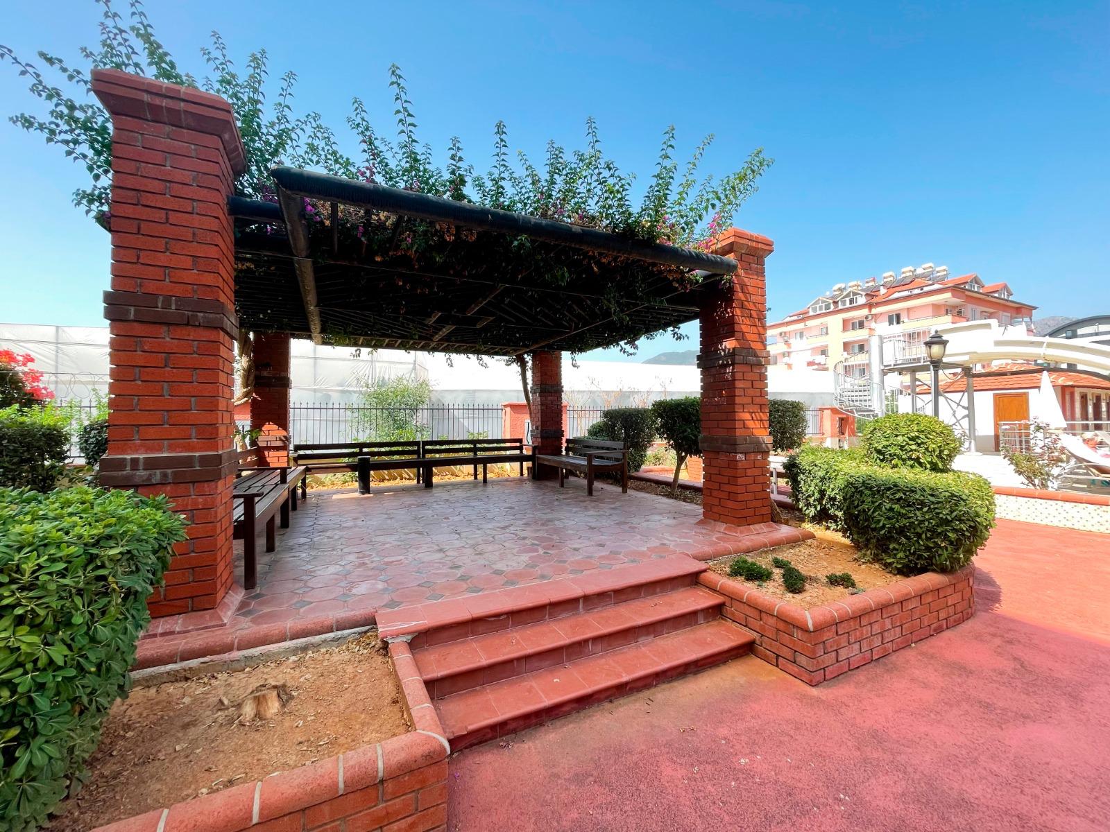 Alanya, Oba bölgesinde 4+1 dubleks daire – eşyalı, dağ manzaralı ve tüm aile için konforlu.