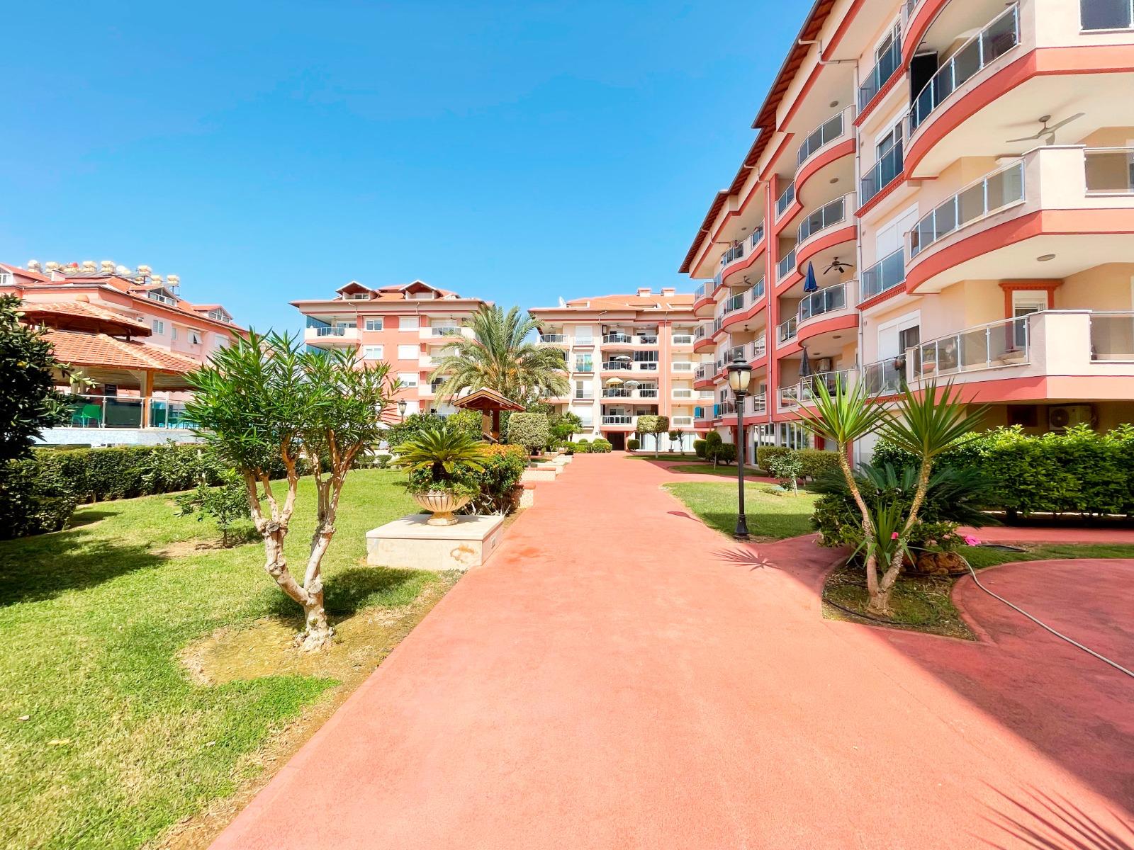 Alanya, Oba bölgesinde 4+1 dubleks daire – eşyalı, dağ manzaralı ve tüm aile için konforlu.