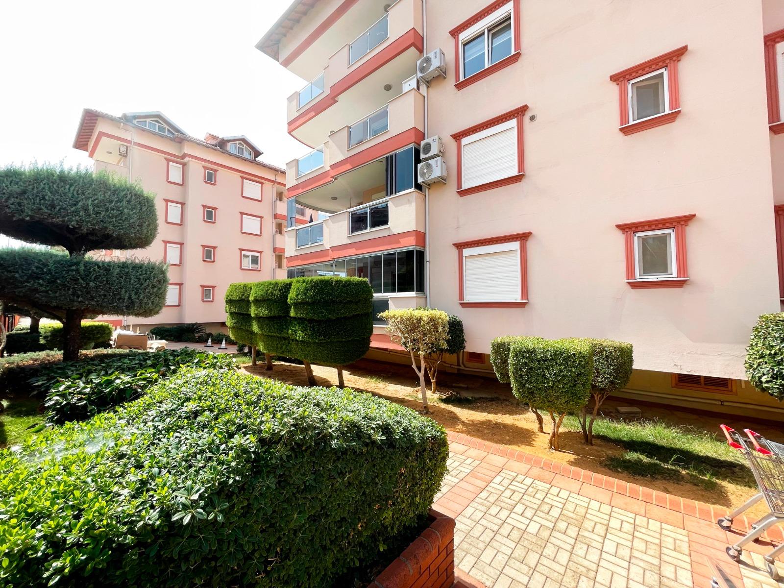 Alanya, Oba bölgesinde 4+1 dubleks daire – eşyalı, dağ manzaralı ve tüm aile için konforlu.
