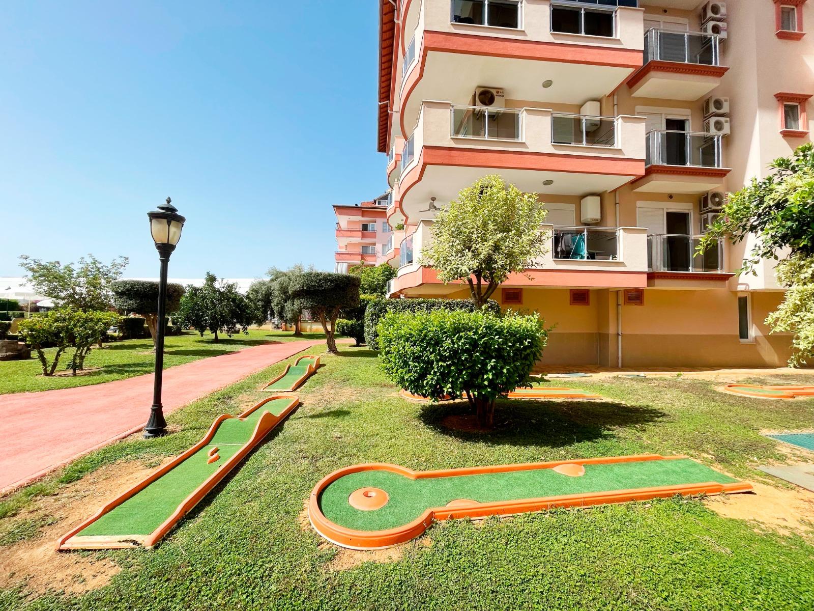 Alanya, Oba bölgesinde 4+1 dubleks daire – eşyalı, dağ manzaralı ve tüm aile için konforlu.