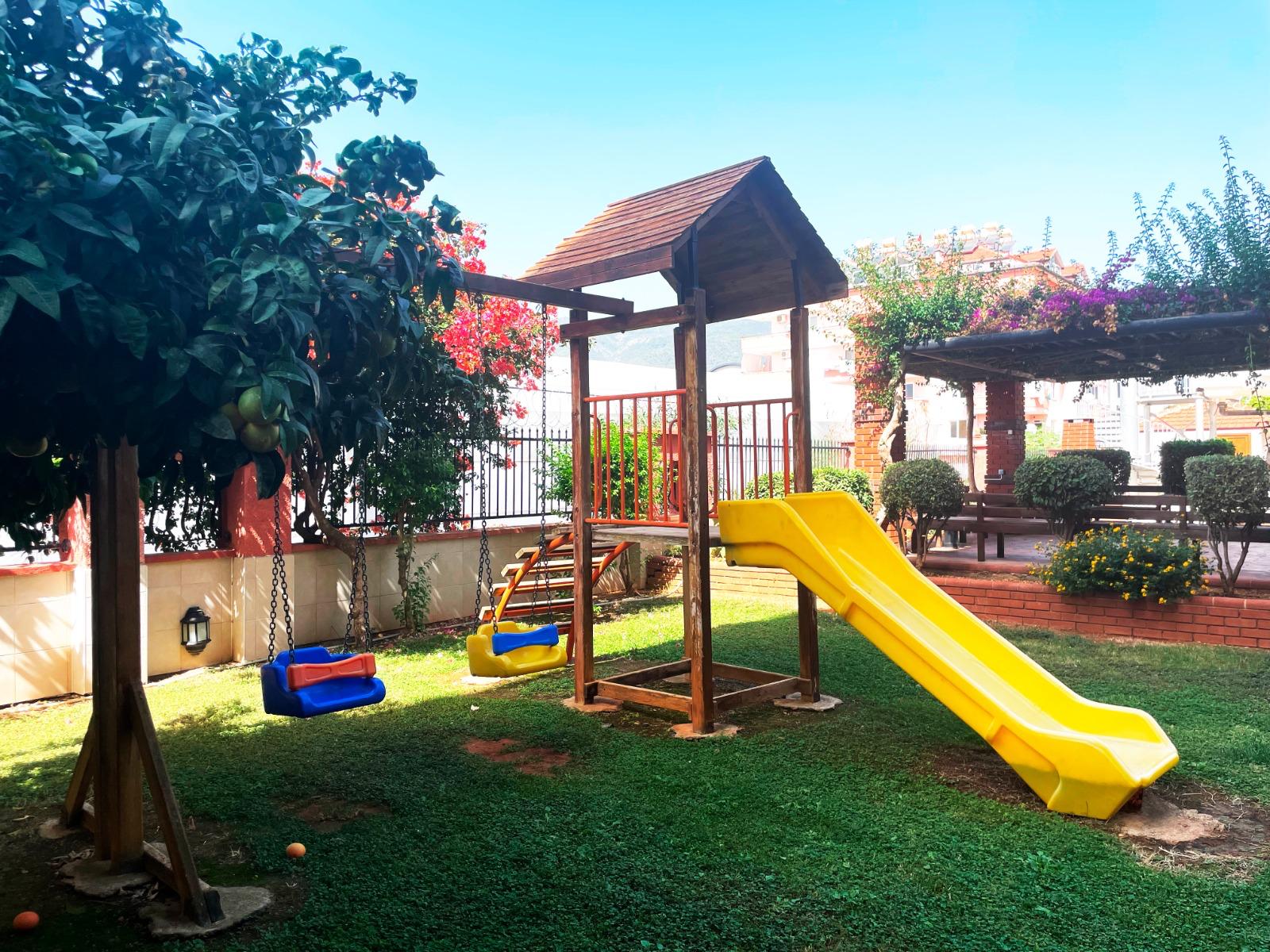 Alanya, Oba bölgesinde 4+1 dubleks daire – eşyalı, dağ manzaralı ve tüm aile için konforlu.