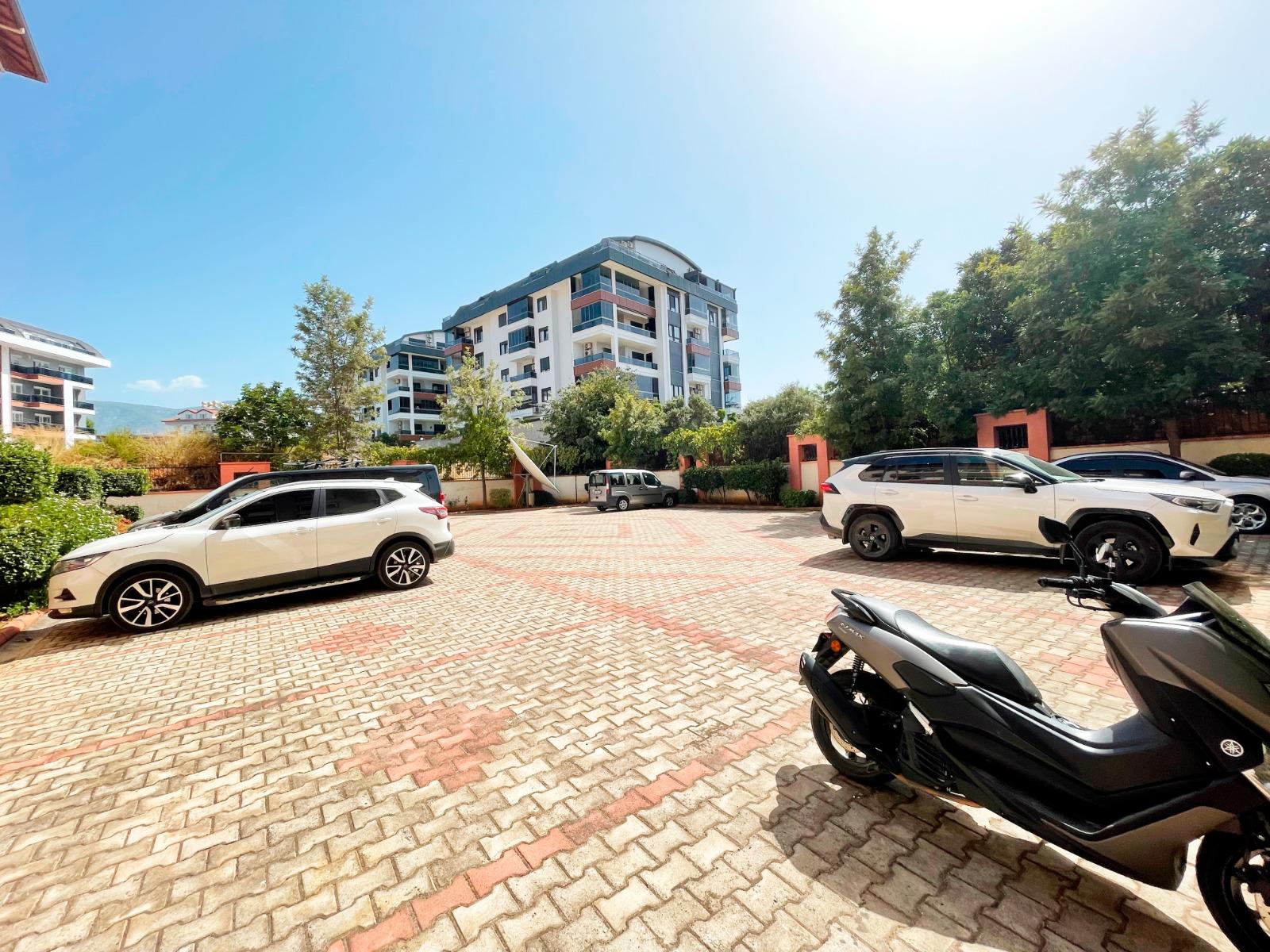 Alanya, Oba bölgesinde 4+1 dubleks daire – eşyalı, dağ manzaralı ve tüm aile için konforlu.
