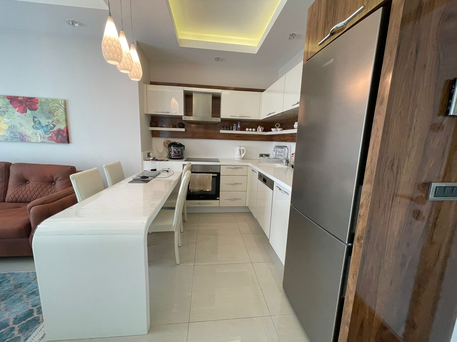 Mahmutlar'da 1+1 daire - eşyalı, camlı balkon, deniz manzarası, plaja 200 m mesafede.