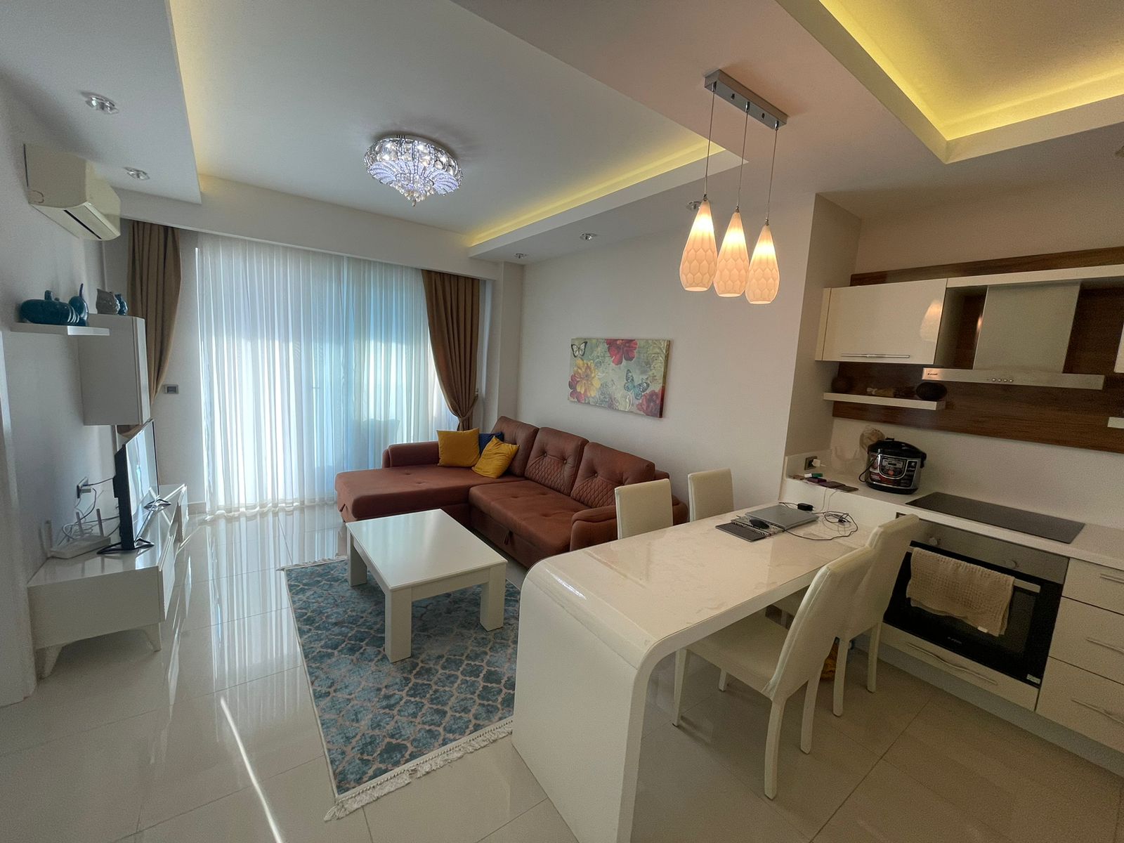 Mahmutlar'da 1+1 daire - eşyalı, camlı balkon, deniz manzarası, plaja 200 m mesafede.